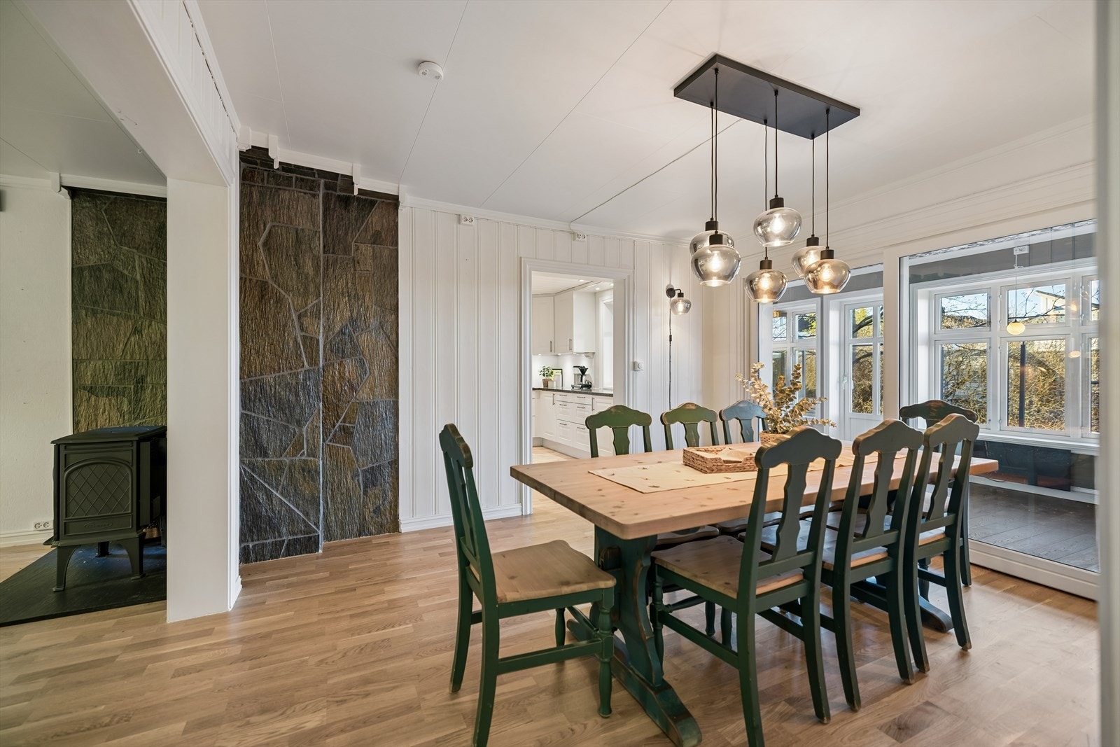 Spisestuen har god plass til langbord og er et naturlig samlingspunkt mellom kjøkken og stue. Galleribilde