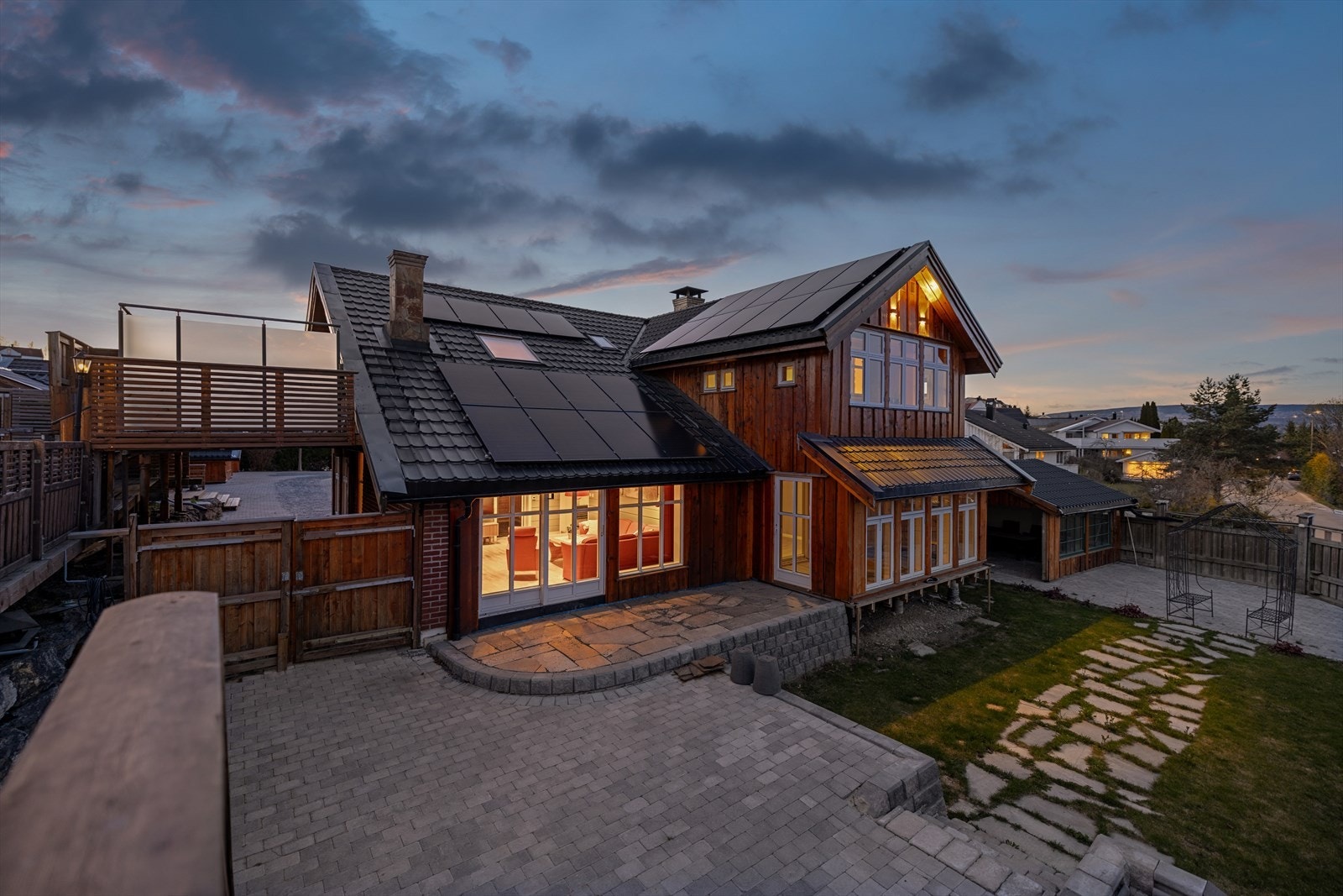 Boligen har en kledning av stående villmarkspanel og tak tekket med lakkerte takpanner, skiftet i 2011. Galleribilde