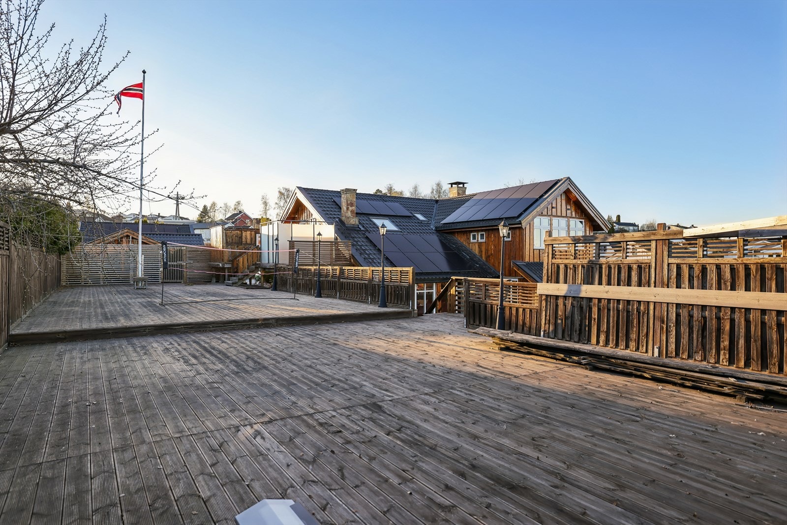 En svært romslig terrasse på ca. 179 m² gir rikelig med plass for utemøbler, grilling og sosiale sammenkomster. Galleribilde