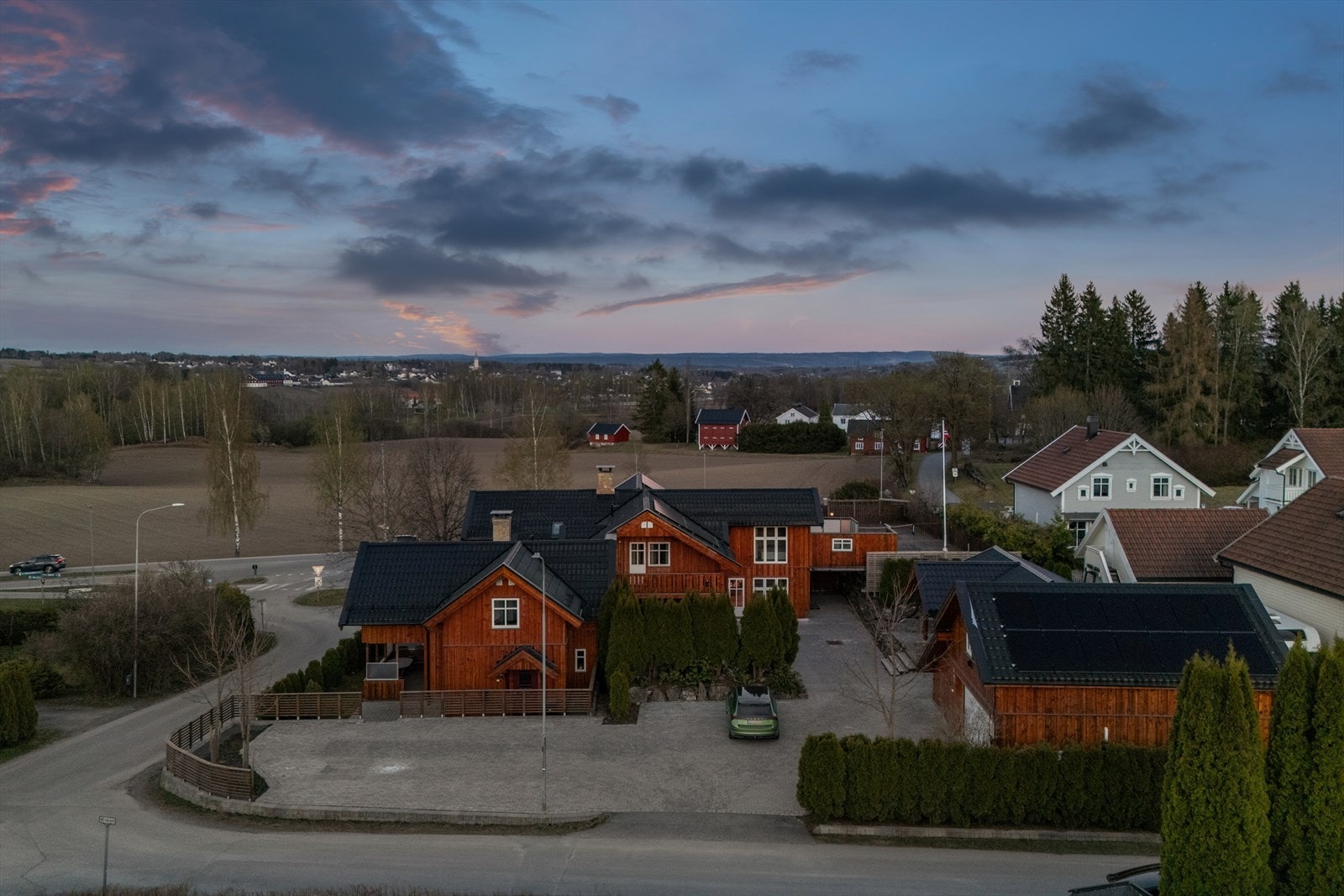 Fra eiendommen er det kort vei til Hamar sentrum, som ligger omtrent to kilometer unna. Galleribilde