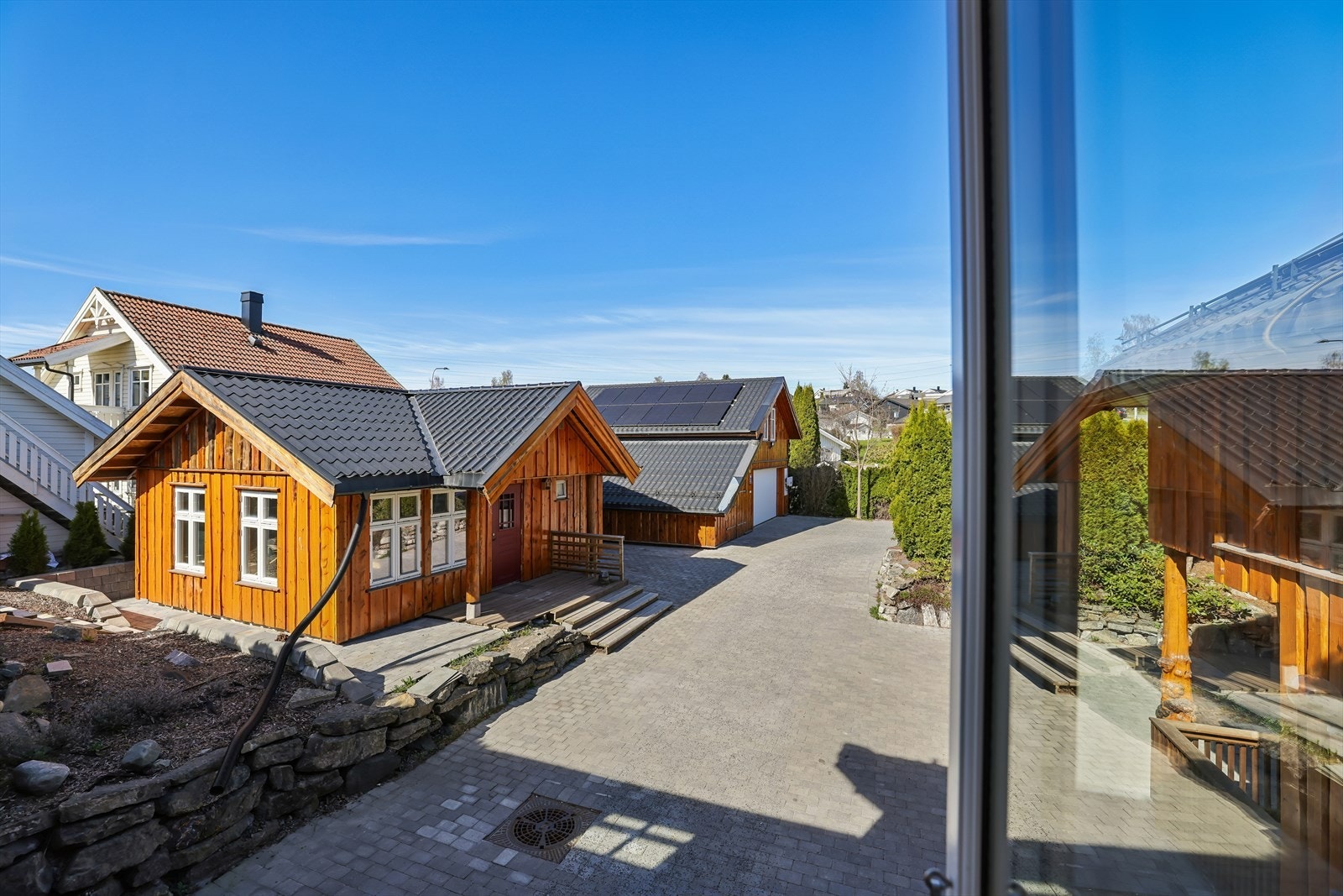 Fra vinduene har man god oversikt over det private tunet med garasje og anneks. Galleribilde