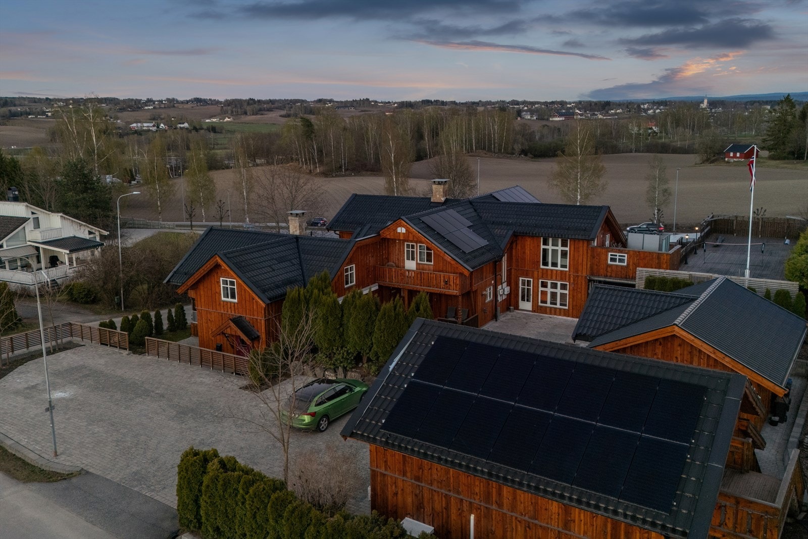 Solcelleanlegg ble installert i 2022/2023 på takflatene til både hovedboligen og garasjen. Galleribilde