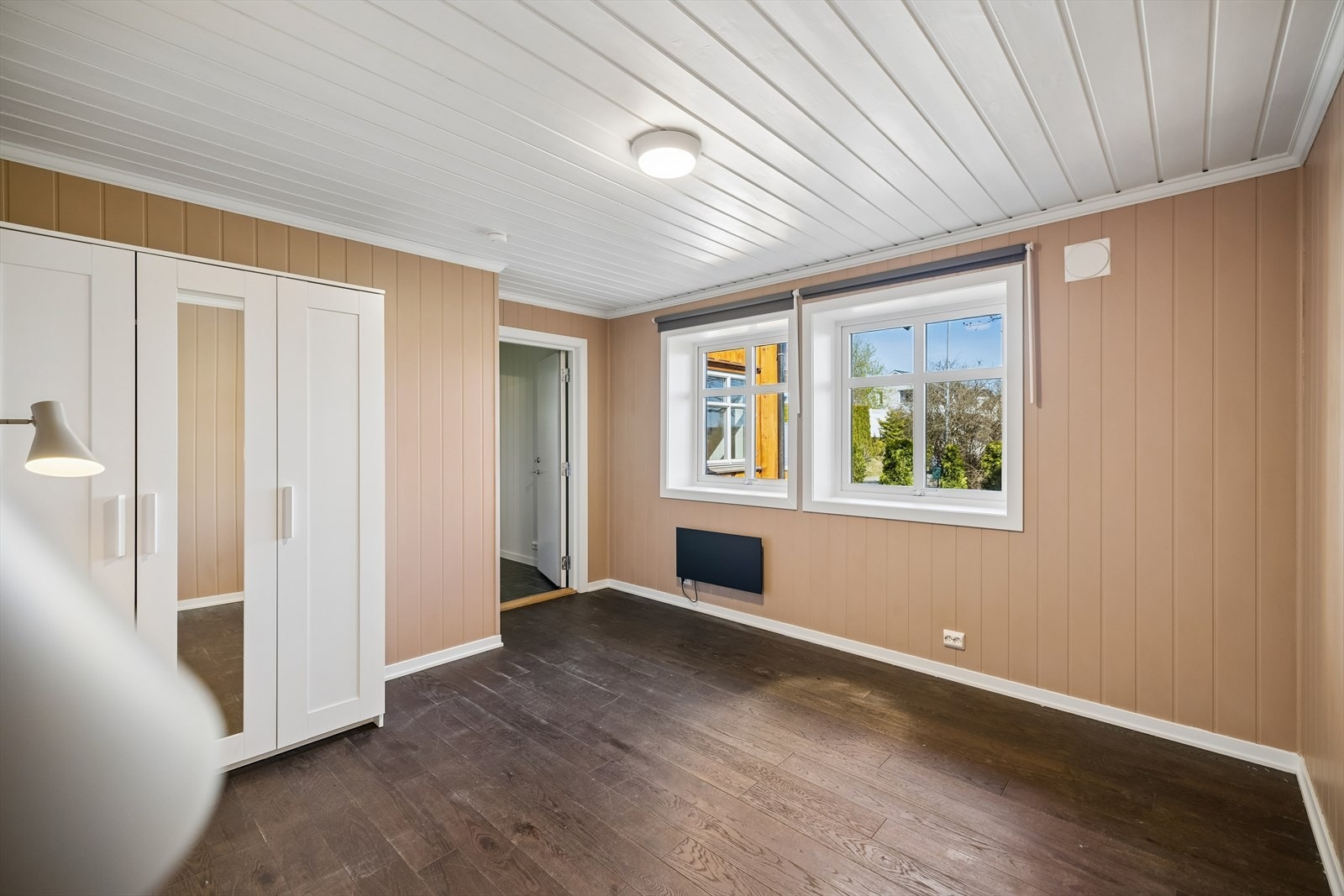 Soverom med panelovn for oppvarming, og garderobeskap med speildør. Galleribilde