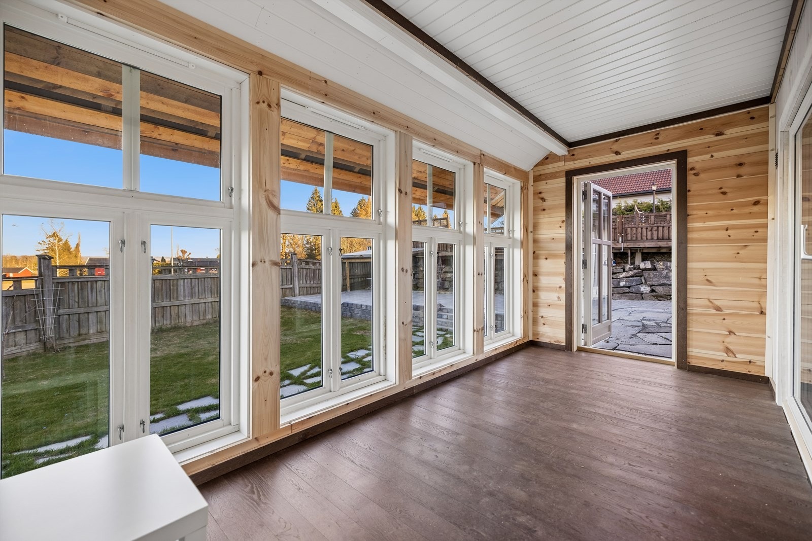 Vinterstuen mot nord har store vindusflater og utgang til en terrasse på ca. 15 m². Galleribilde