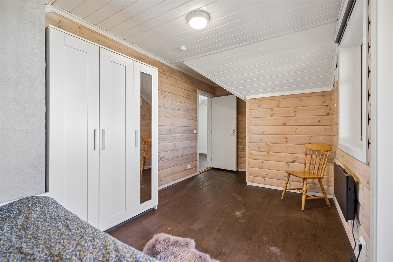 Soverom med panelkledde vegger og plass til garderobeløsning. Galleribilde