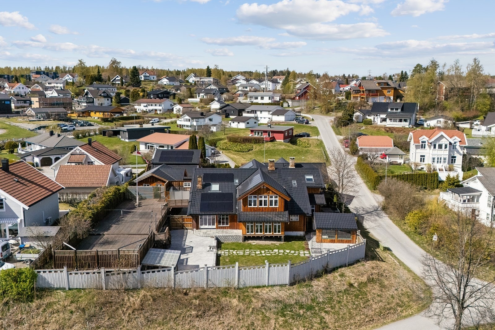 Eiendommen har en stor, gruset gårdsplass og en dobbelgarasje med loft, bygget i 2009. Galleribilde
