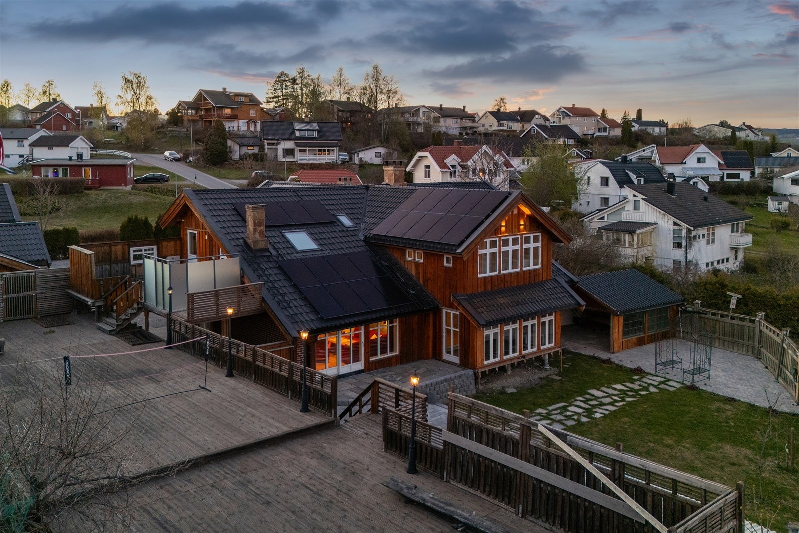 Eiendommen ligger i det etablerte boligområdet Smeby/Solvang, preget av frittliggende eneboliger. Galleribilde