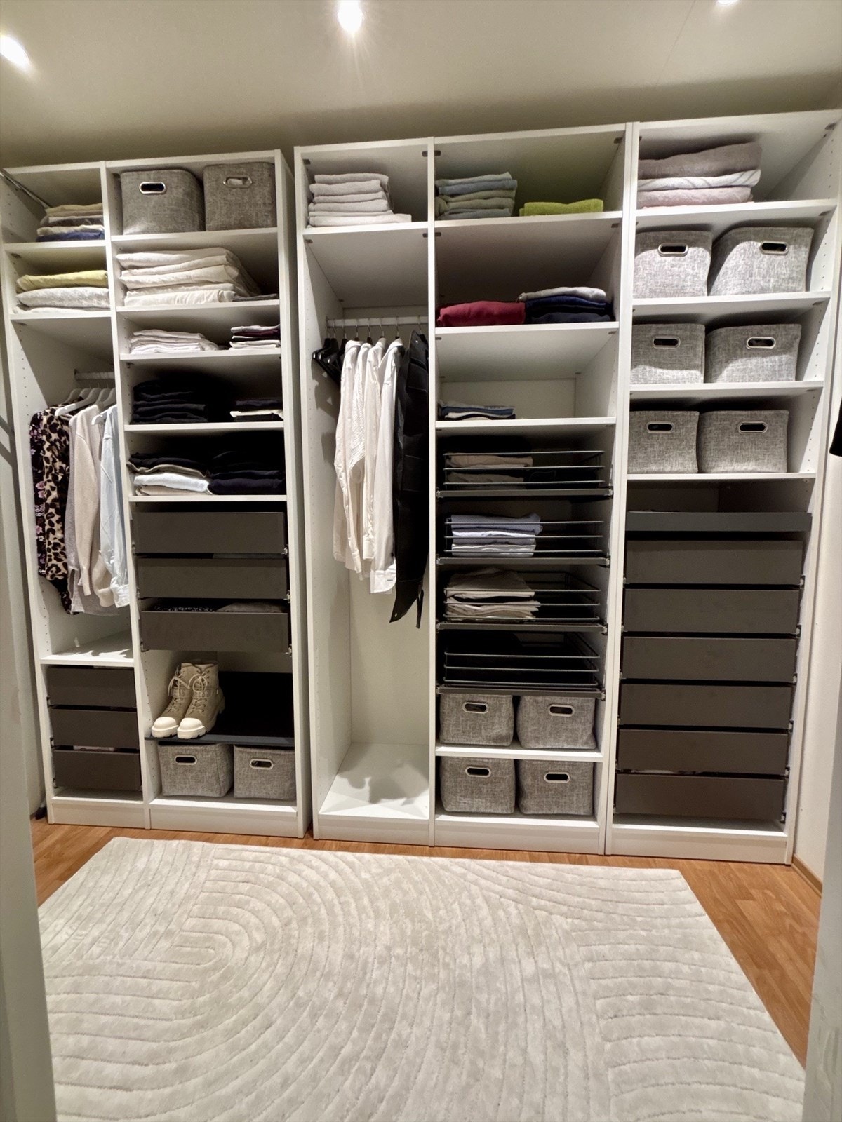 Praktisk innvendig bod / walk-in closet Galleribilde