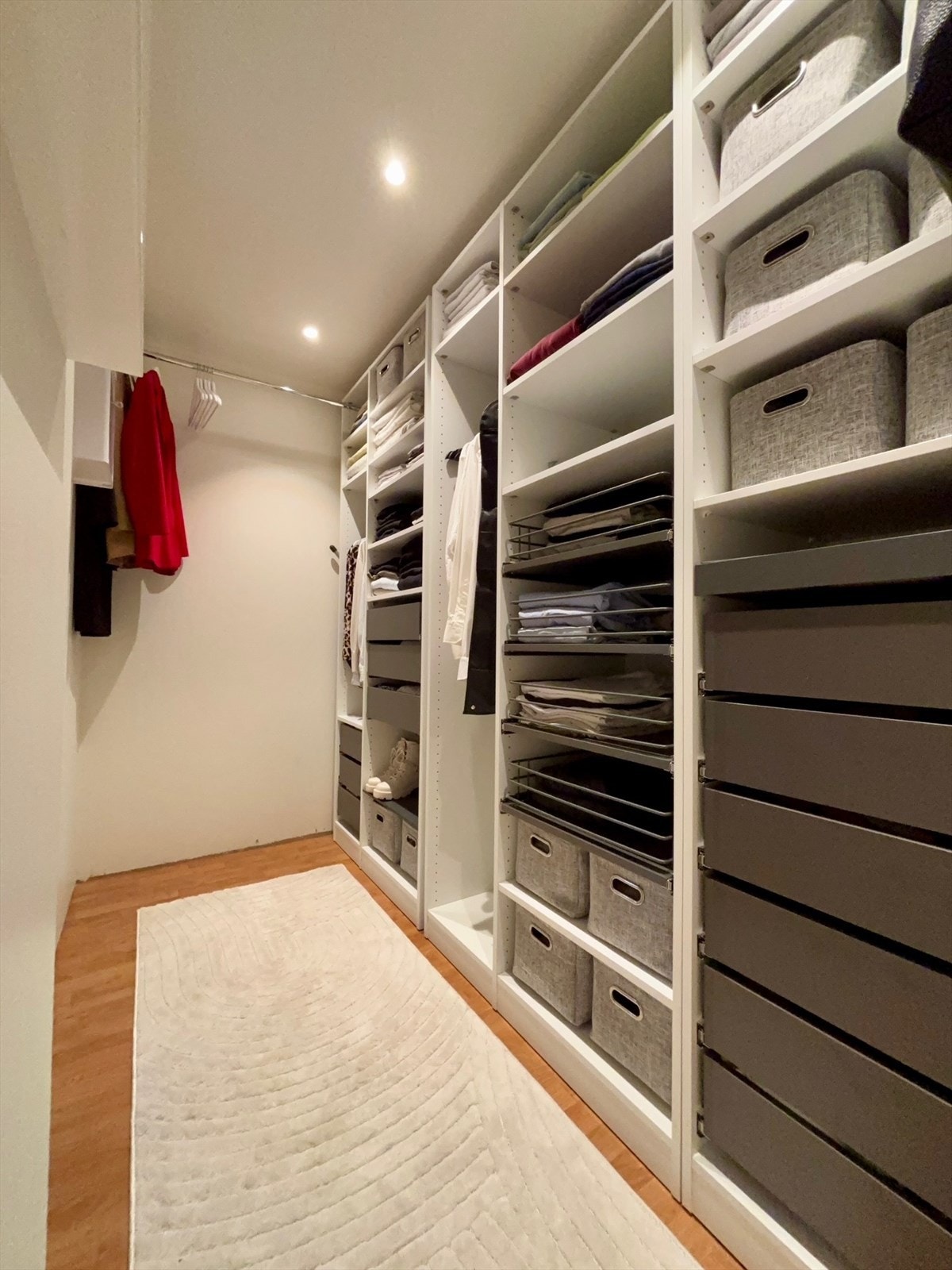 Innvendig bod / walk-in closet Galleribilde