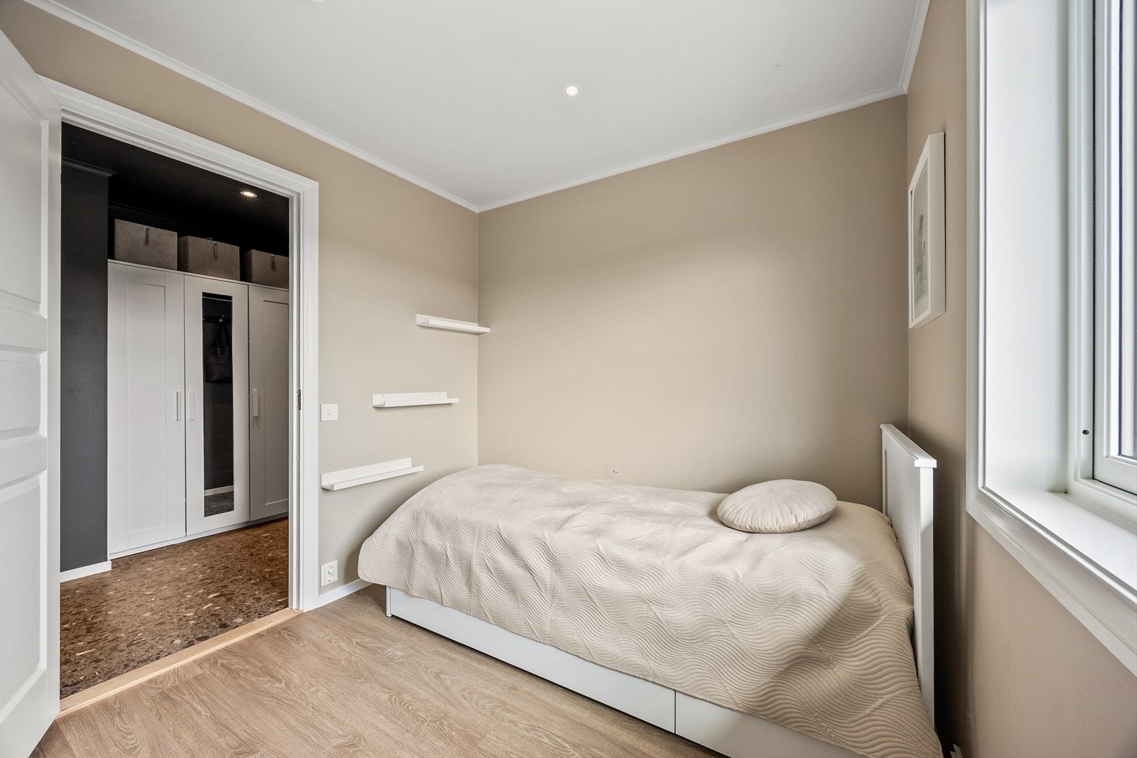 Soverom 2 med plass til seng og garderobeskap. Galleribilde
