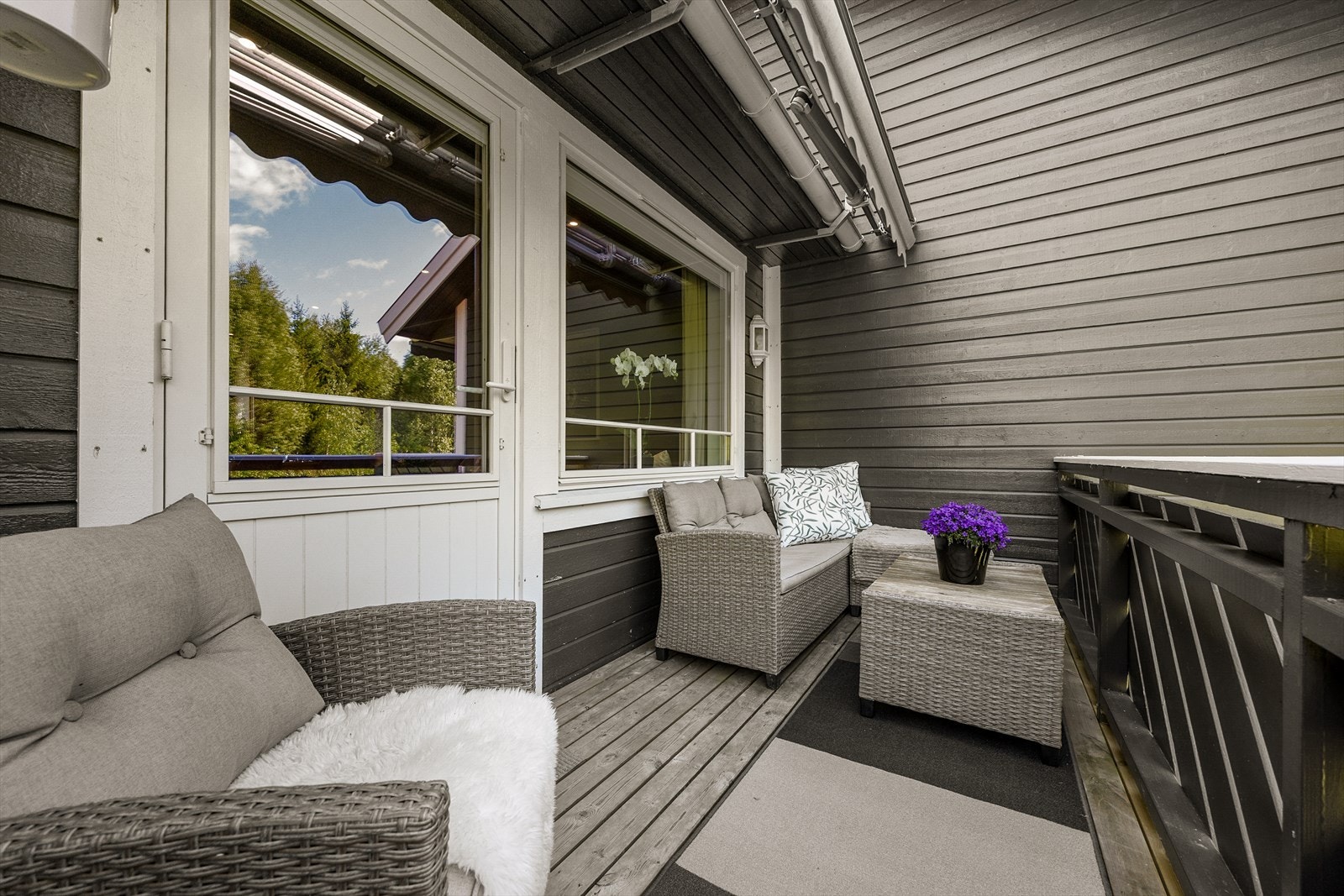 Her er det montert terrassemarkise, og det er for øvrig god plass til utemøblement. Galleribilde