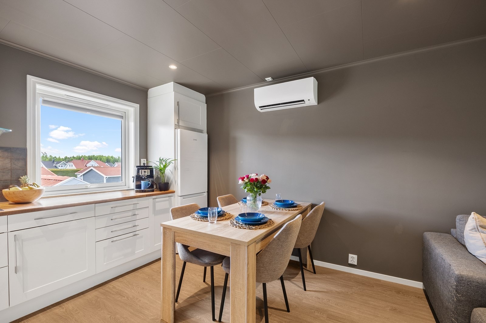 Plass til spisebord ved kjøkkenet. Galleribilde