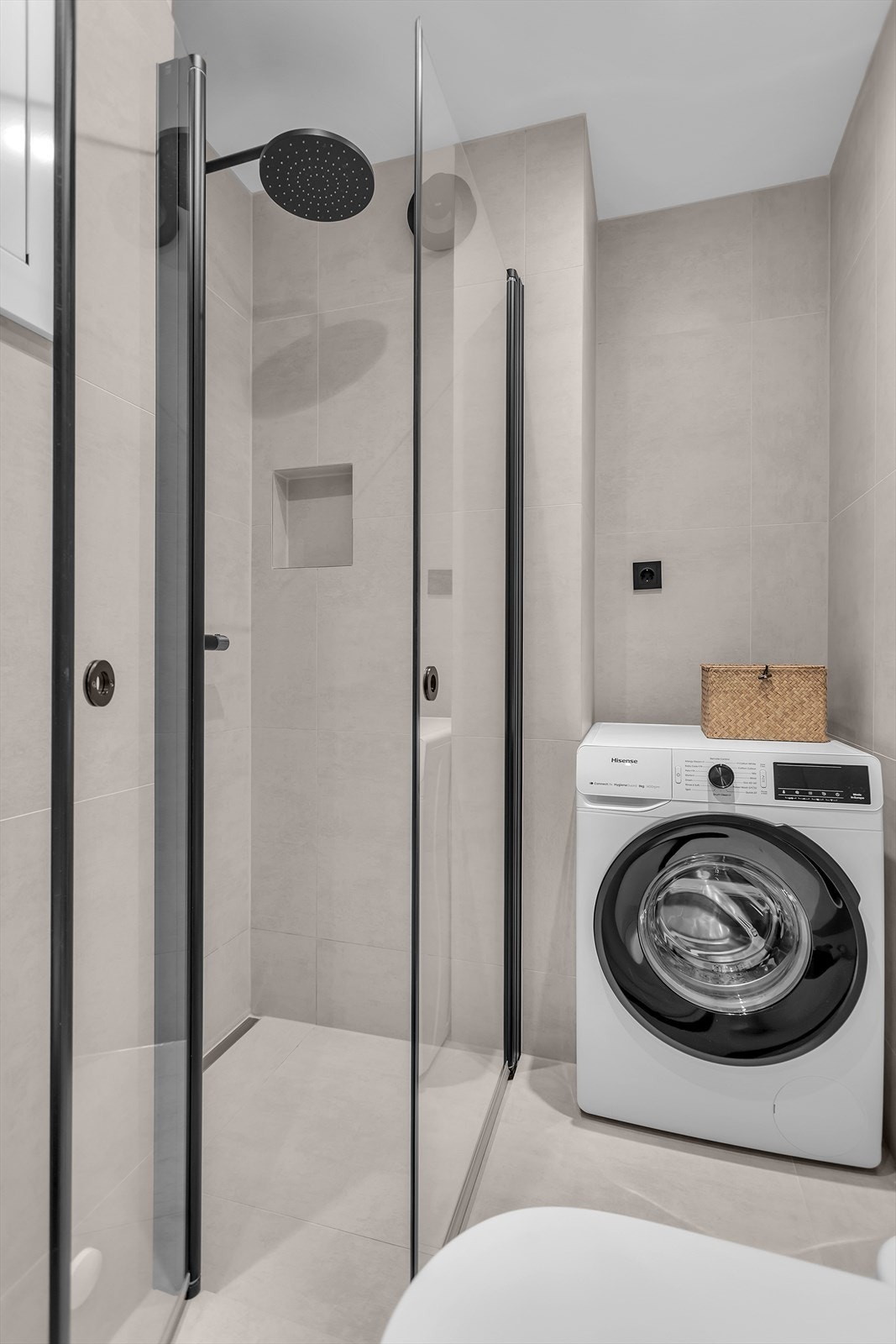 Badet har rør-i-rør-system med fordelerskap på badet og mekanisk avtrekksvifte. Galleribilde