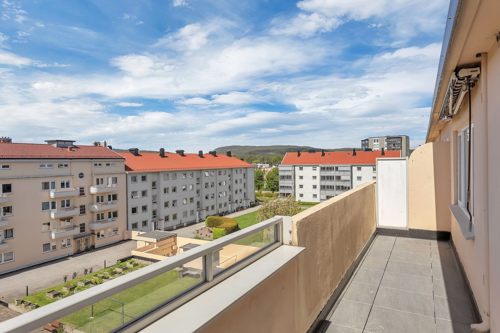 Balkongen på 10 m² har flisheller, gode solforhold og plass til utemøbler. Galleribilde