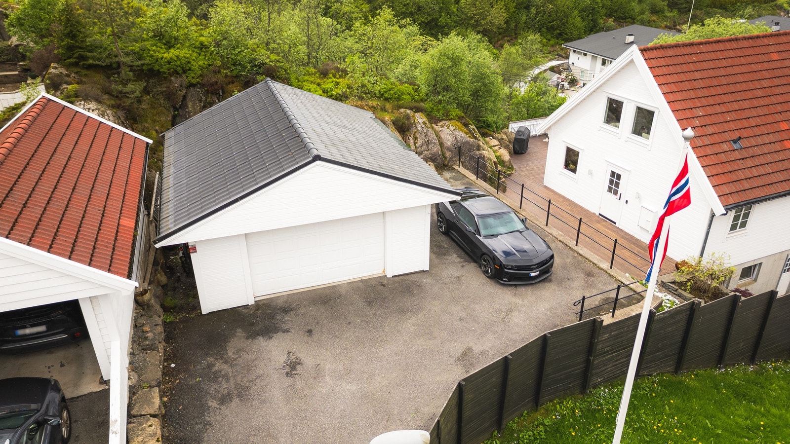 Garasje og god plass til parkering på tomt. Galleribilde
