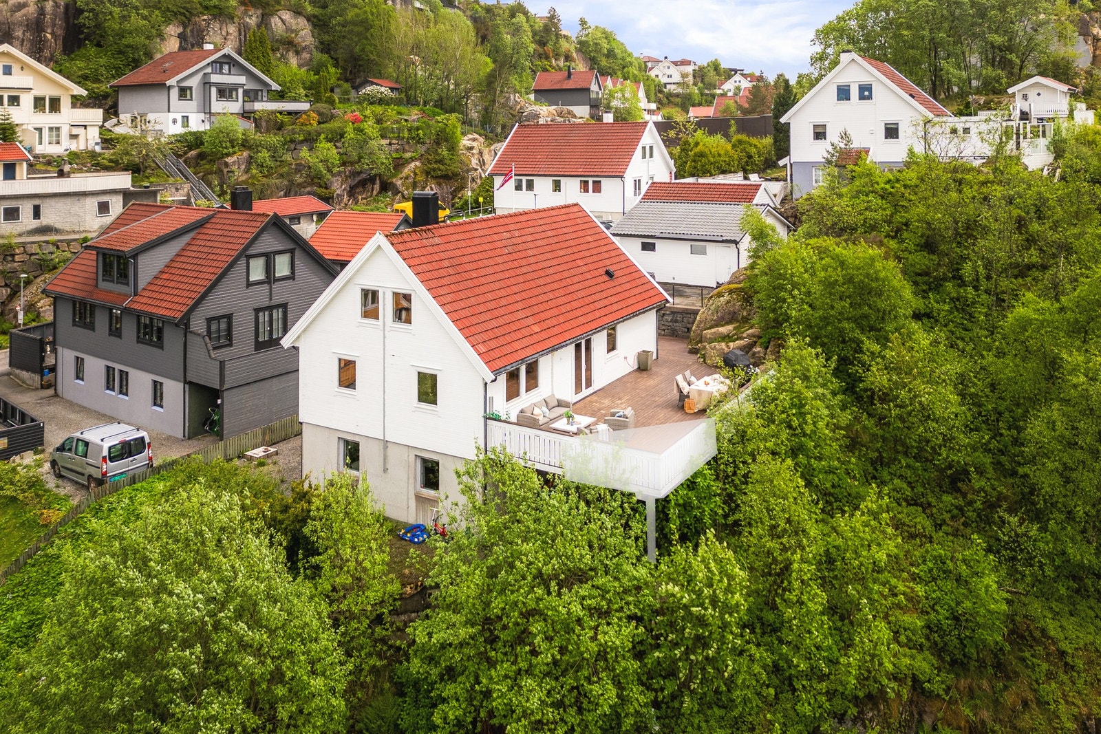 Markert område på terrassen vil bli fjernet for å kunne få ferdigattest på terrassen, vil utføres av selger. Galleribilde