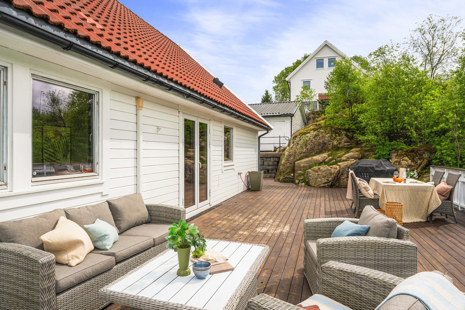Her er det god plass til å møblere med flere sittegrupper og grill. Galleribilde