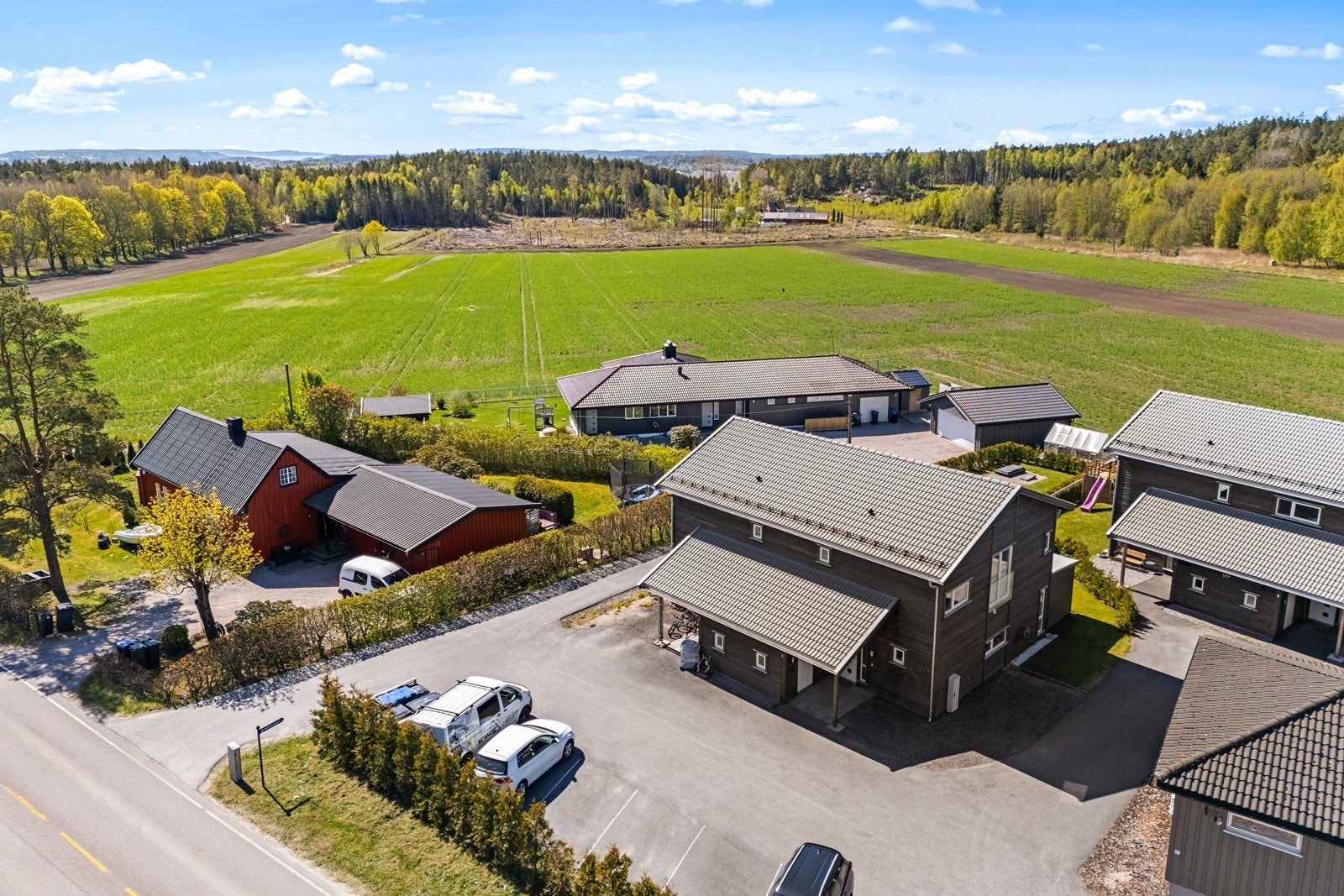 Eiendommen ligger langs Skjebergveien, med nærhet til skole, barnehager og dagligvarebutikker. Galleribilde