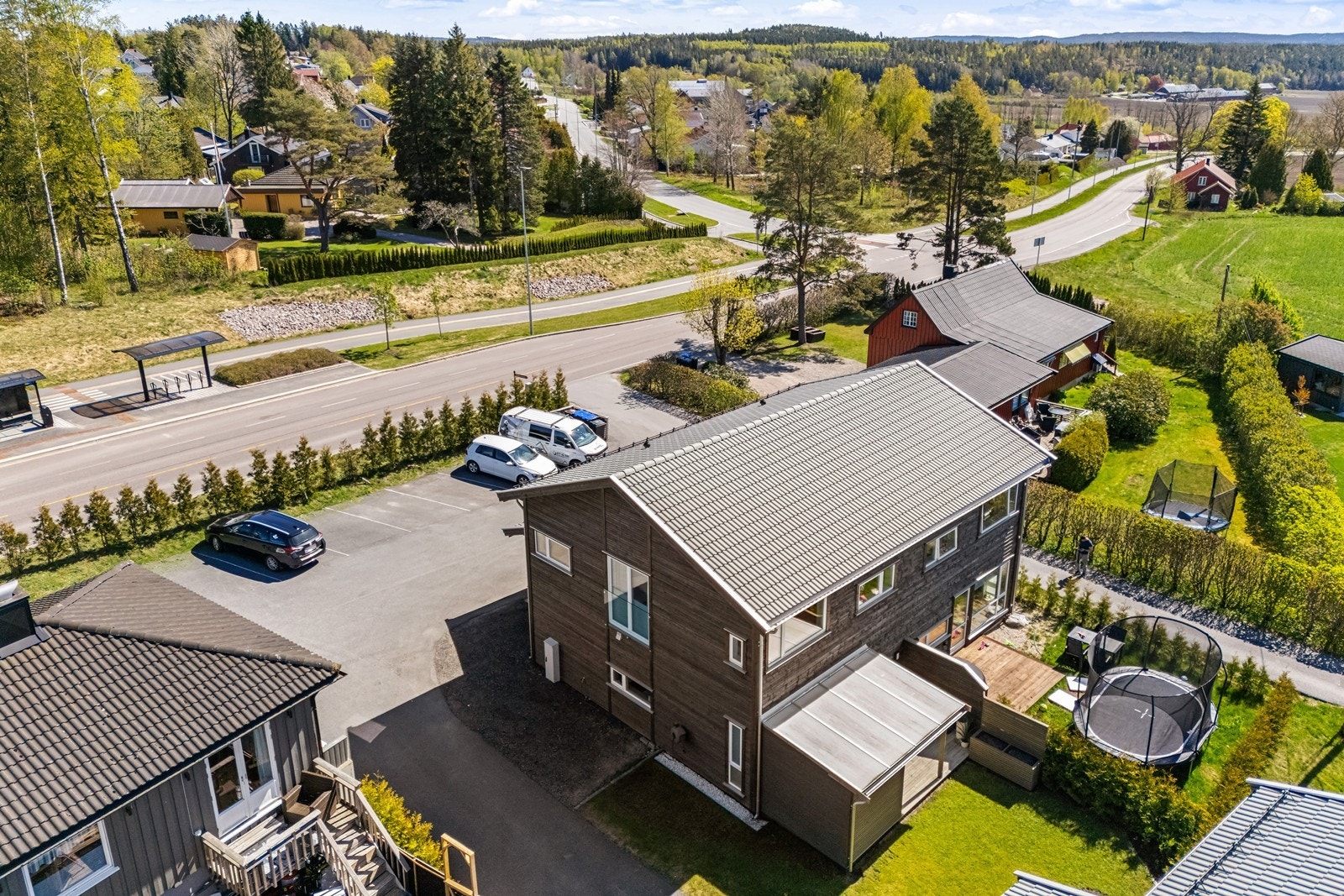 Busstoppet like ved sørger for svært enkel tilgang til offentligtransport. Galleribilde