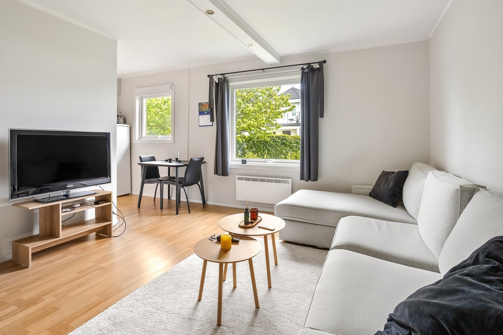 Den ene hybeldelen (nord) har stue med plass til sofagruppe. Galleribilde
