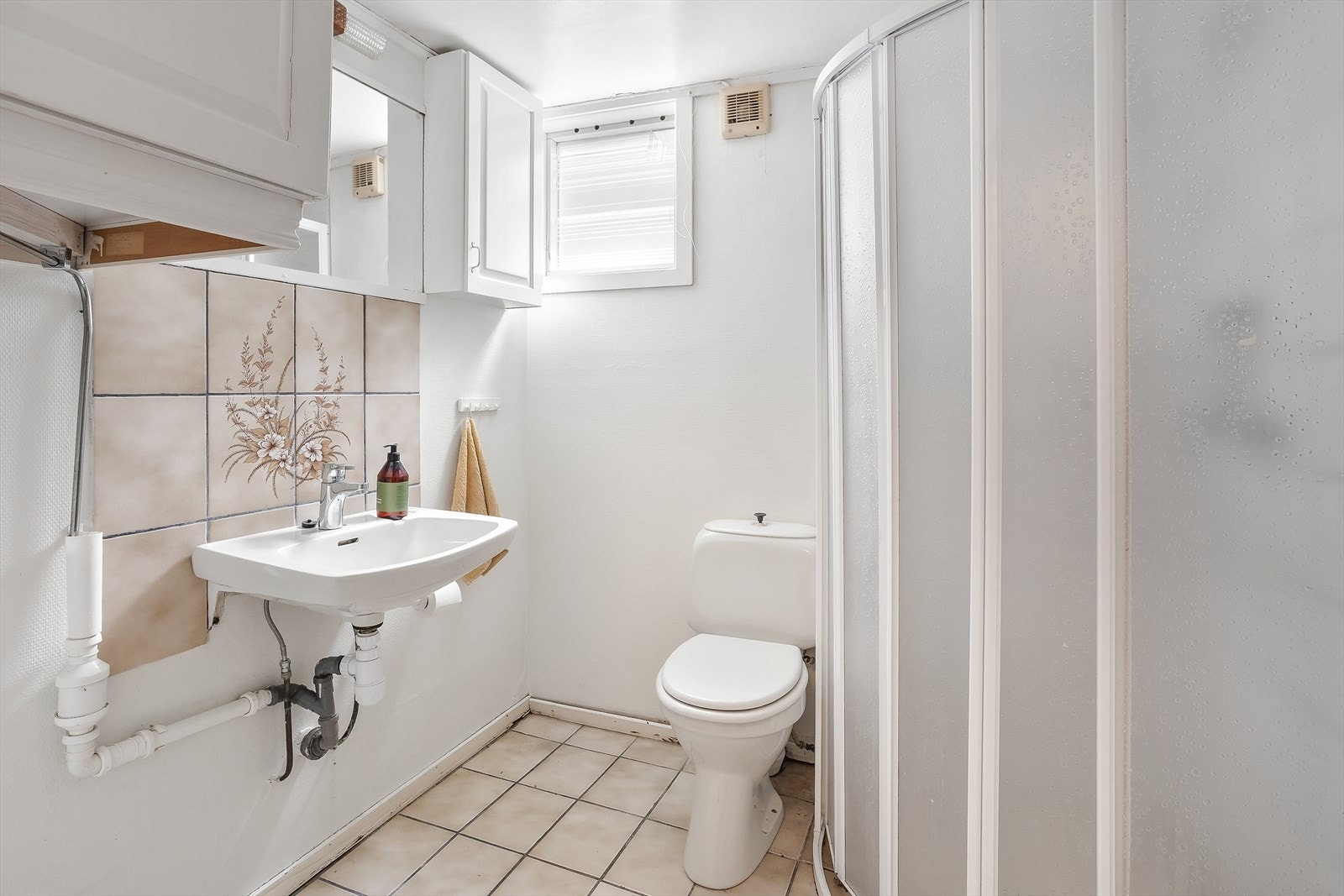 Det andre badet i underetasjen er utstyrt med elektriske varmekabler, fliser på gulv og vegger, og dusjvegger. Galleribilde
