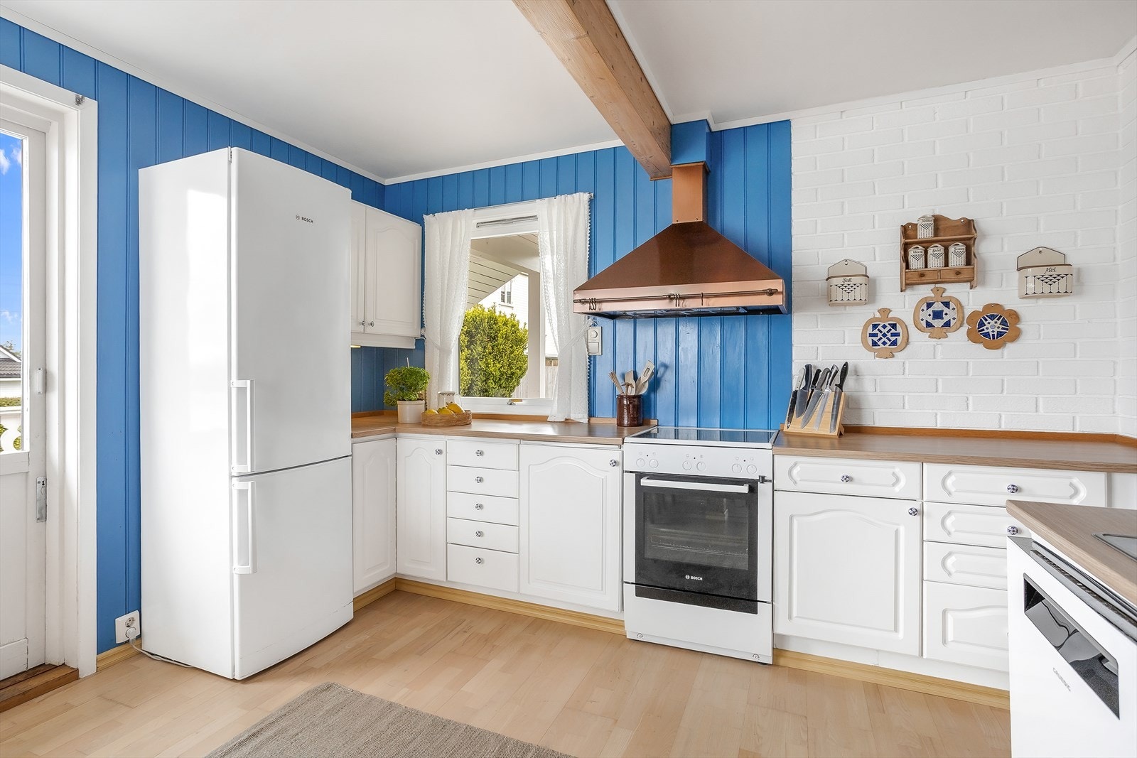 Kjøkkenet i hovedetasjen har innredning med profilerte fronter og benkeplate i laminat. Galleribilde