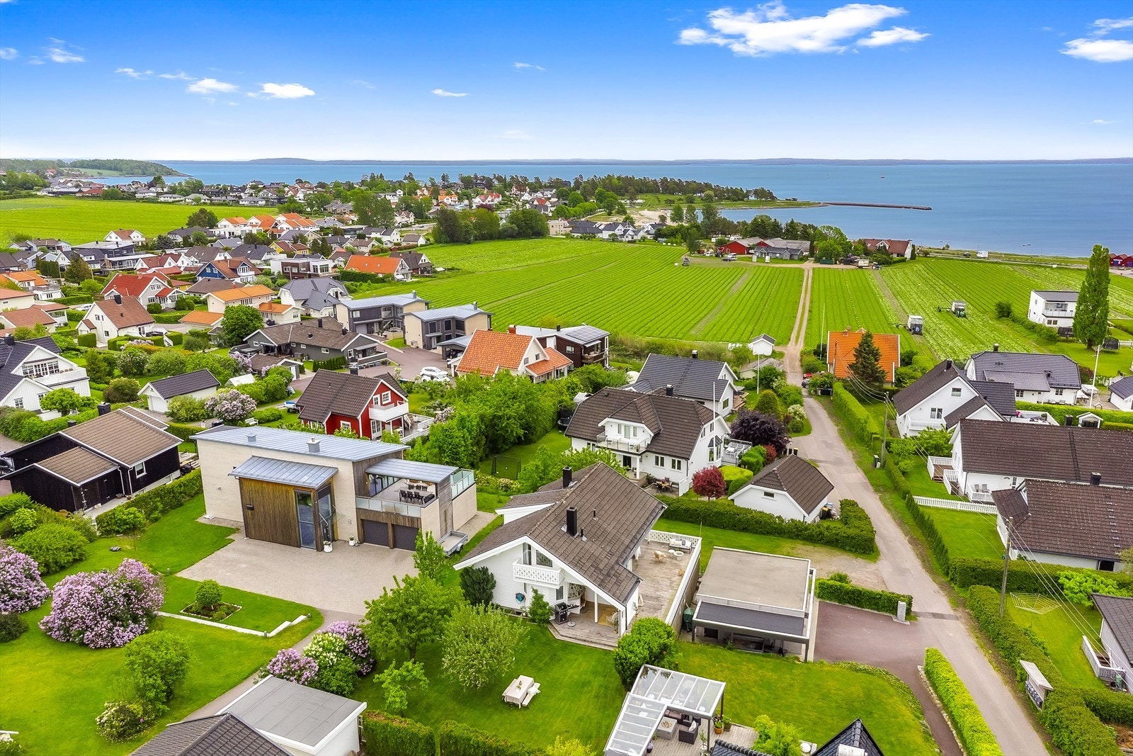 Eiendommen ligger i et etablert og barnevennlig boligområde. Galleribilde