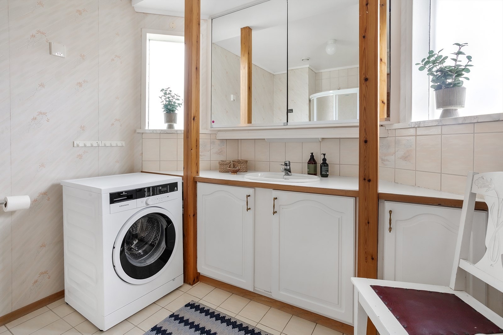 Badet i hovedetasjen er utstyrt med elektriske varmekabler og har opplegg for vaskemaskin. Galleribilde