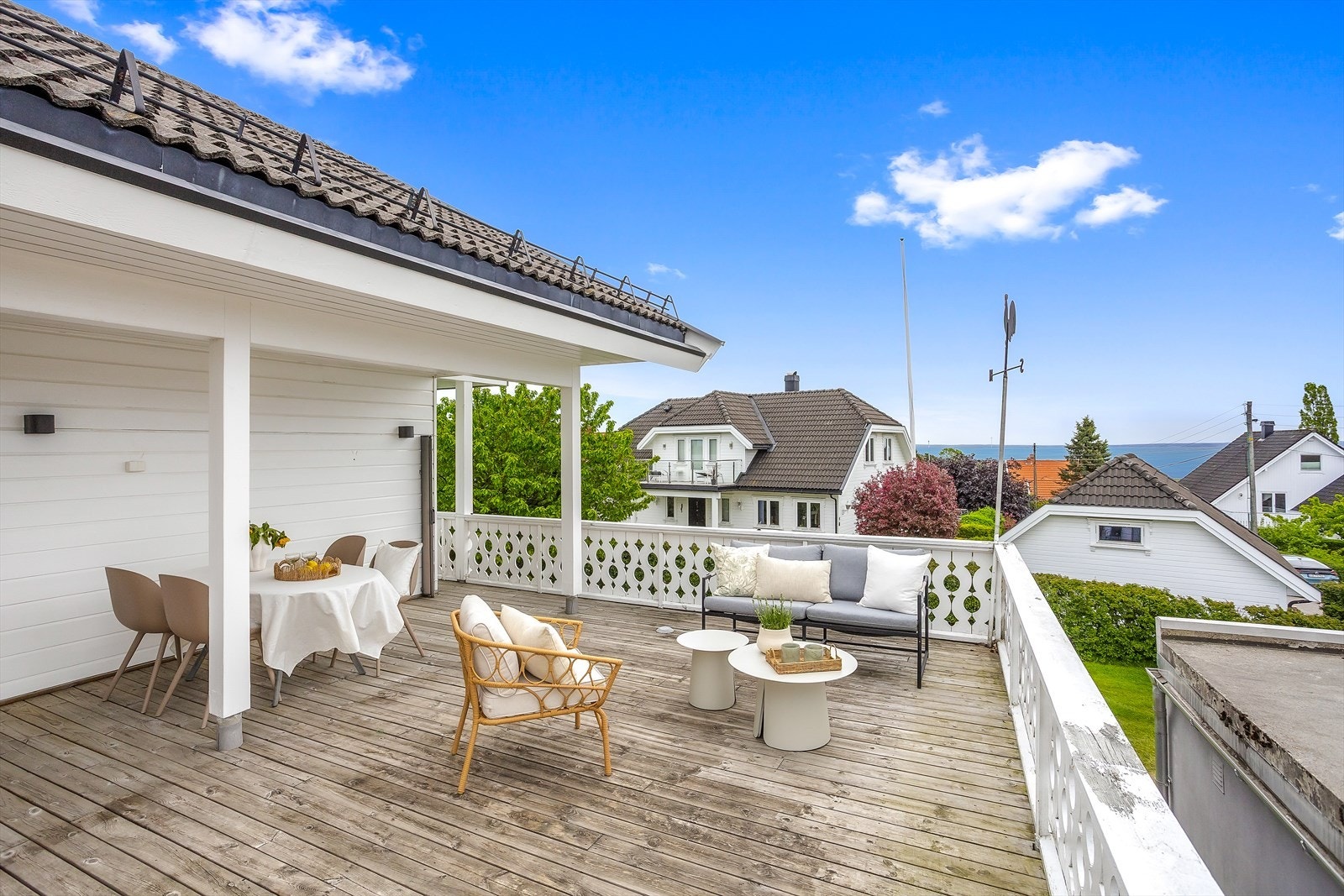 Fra hovedetasjen er det utgang til en stor terrasse på 60 m² og en tilhørende utestue. Galleribilde