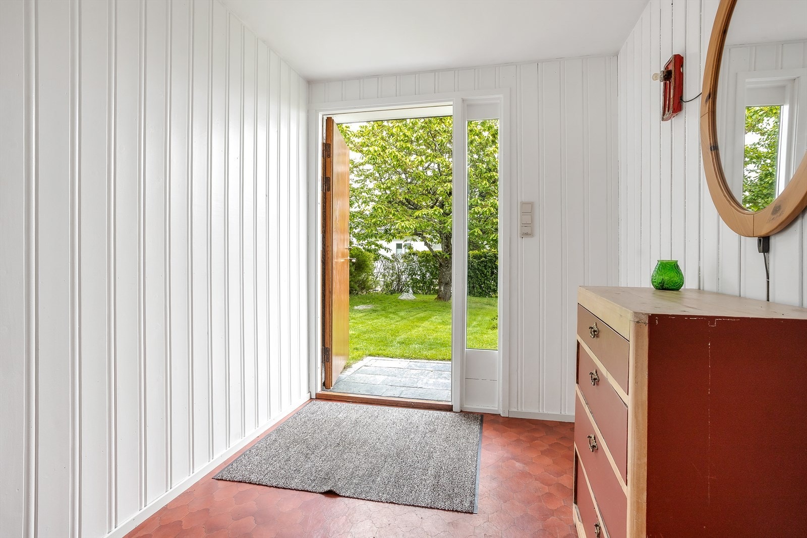 Entré. Døren er en av boligens to hovedytterdører i teak. Galleribilde