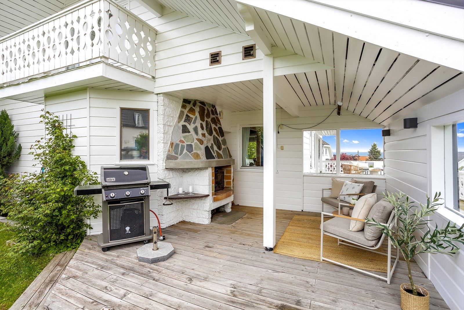 Den overbygde utestuen på ca. 15 m² er en forlengelse av terrassen. Galleribilde