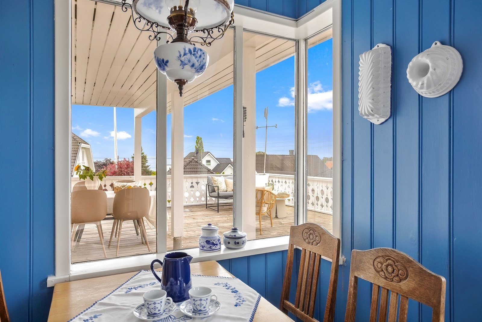 Fra kjøkkenet ser man rett ut til den overbygde utestuen og terrassen. Galleribilde