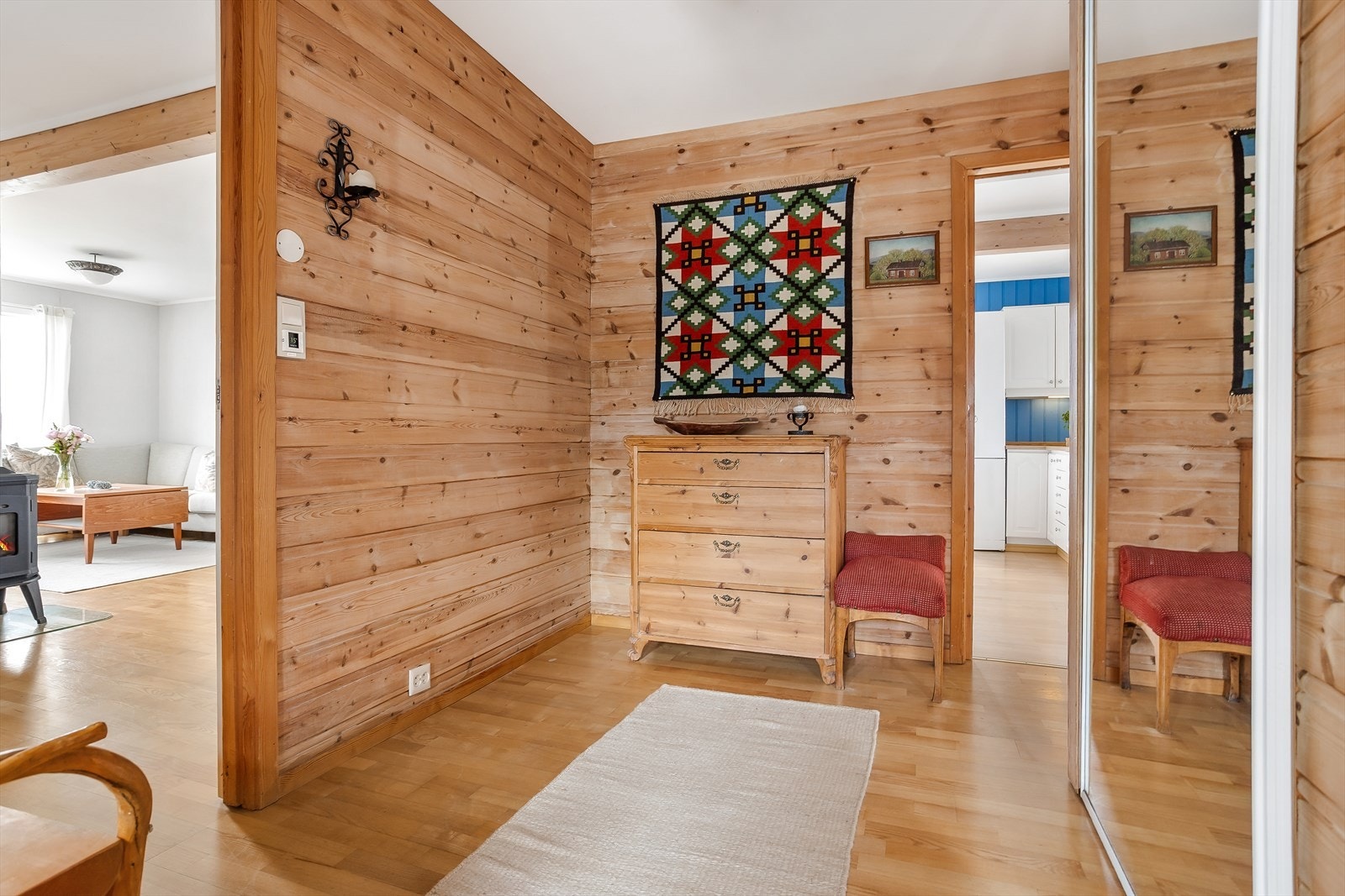 Gang med vegger i trepanel og parkett på gulvet. Galleribilde