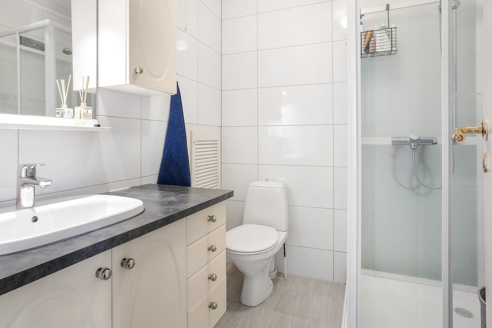 Badet i den ene del av underetasjen har elektriske varmekabler, dusjkabinett og opplegg for vaskemaskin. Fliser ble lagt over eksisterende flis i 2012. Galleribilde