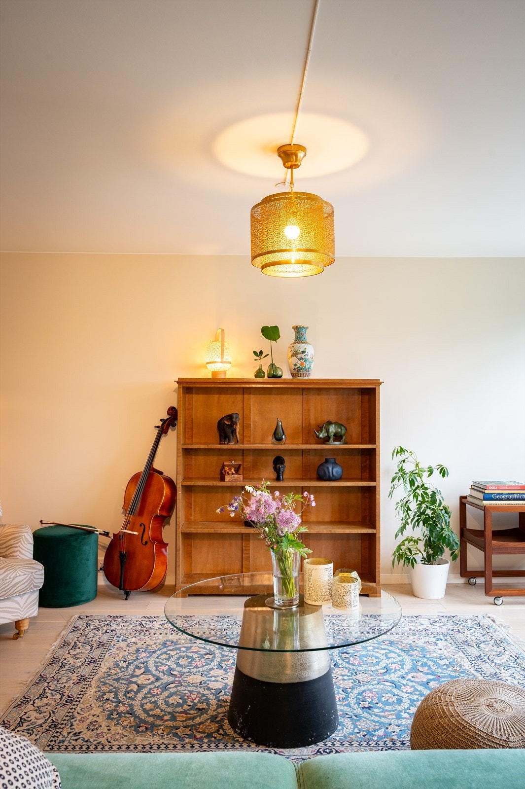 Stuen er lett å møblere med plass til både sofagruppe og lesekrok. Galleribilde