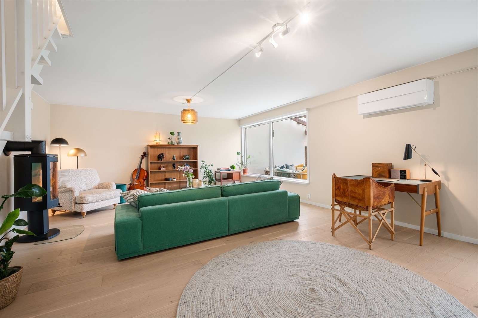 Stuen er utstyrt med en koselig peisovn som sørger for ekstra varme og hygge på kalde dager. Galleribilde