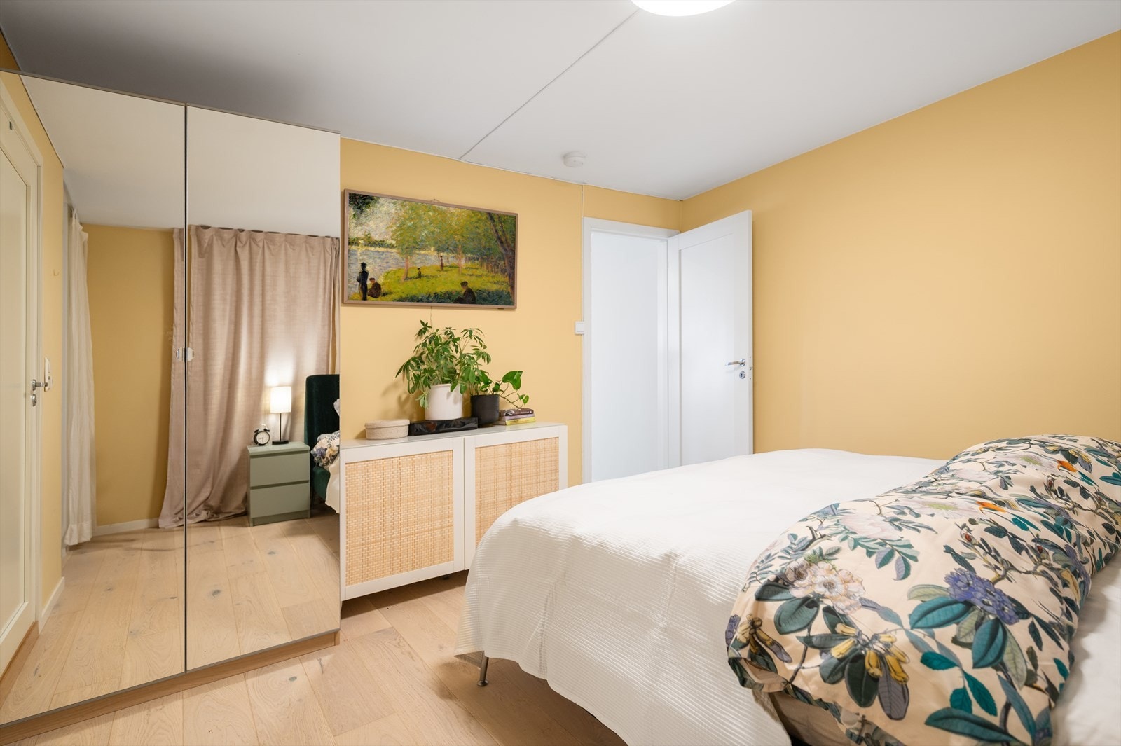 Rommet er utstyrt i tillegg med en garderobe, hvor klær og annet kan ryddes pent vekk. Galleribilde