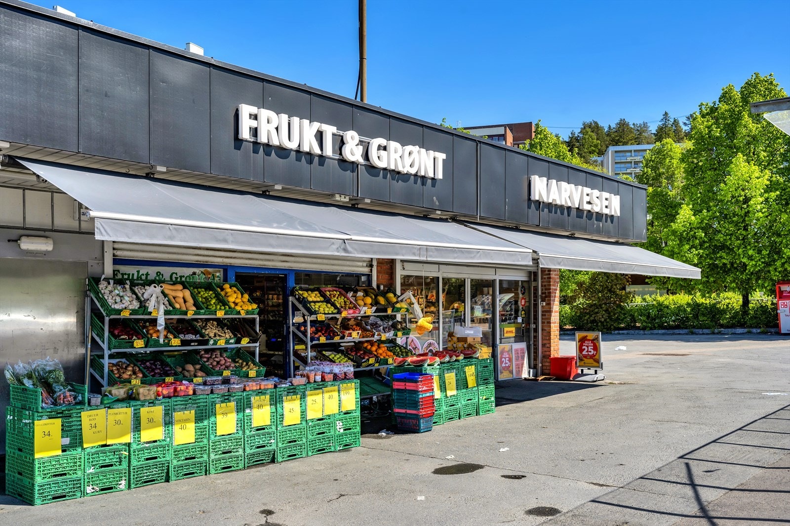 Lokal frukt og grønt butikk er endel av nærmiljøet. Frukt og Grønt er søndagsåpent, har ferskt brød og alltid urter og grønnsaker av høyeste kvalitet. Galleribilde