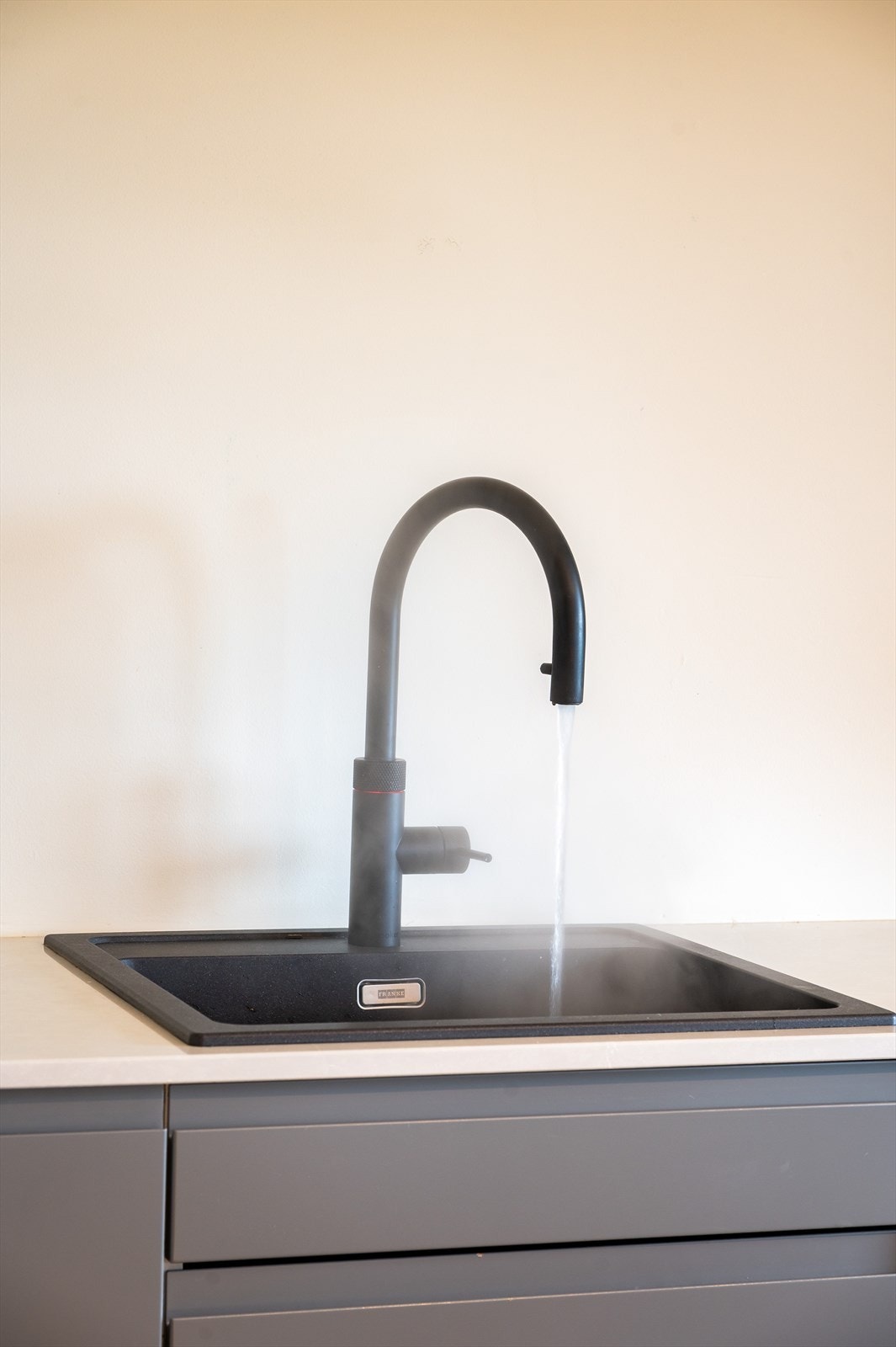 Det er installert Quooker for varmtvann til tappekran, samt waterguard (lekkasjevarseler) og i kjøkkenbenk. Galleribilde