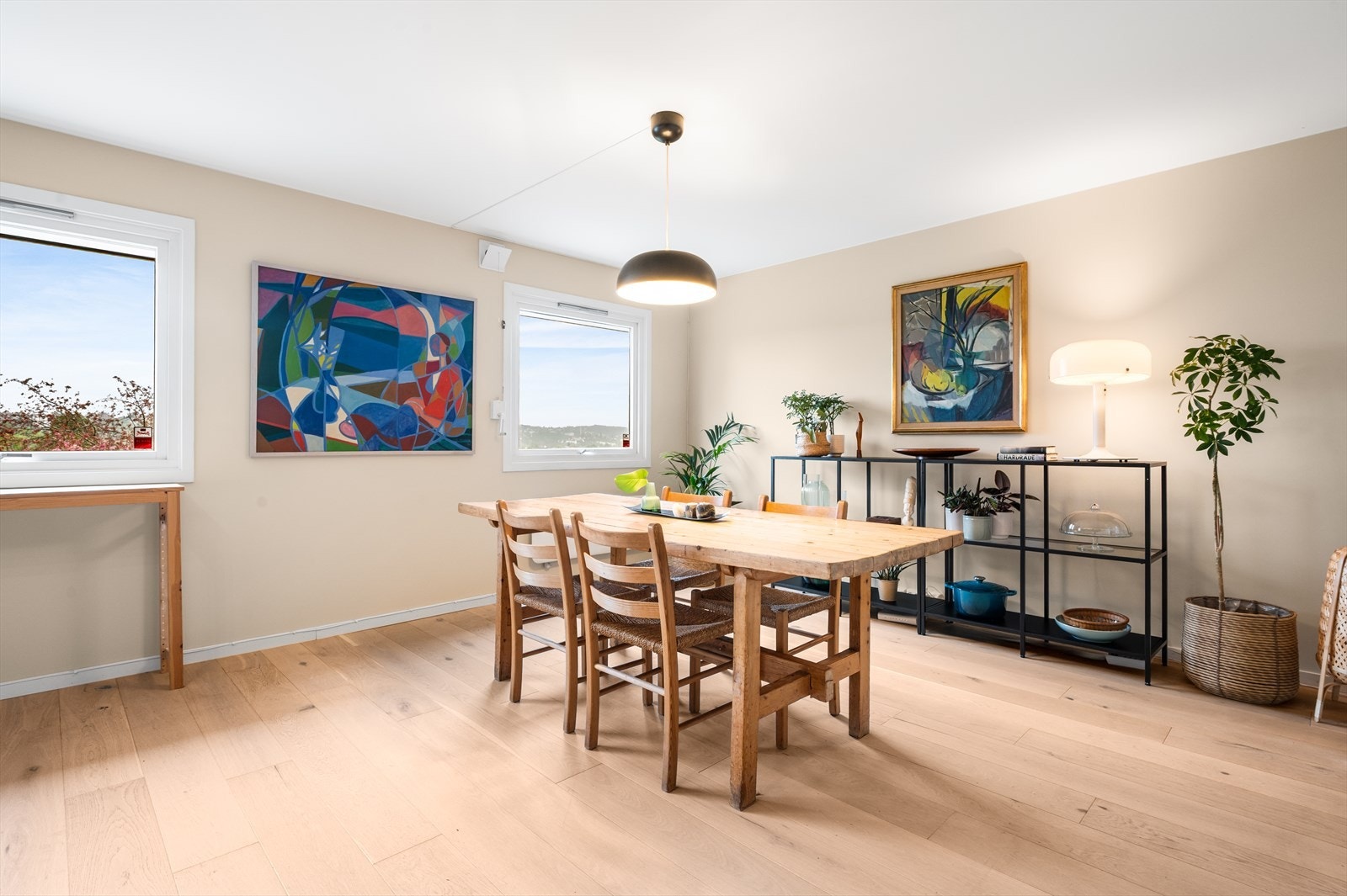 Spisestuen ligger i åpen løsning med kjøkkenet og har plass til et stort spisebord. Galleribilde