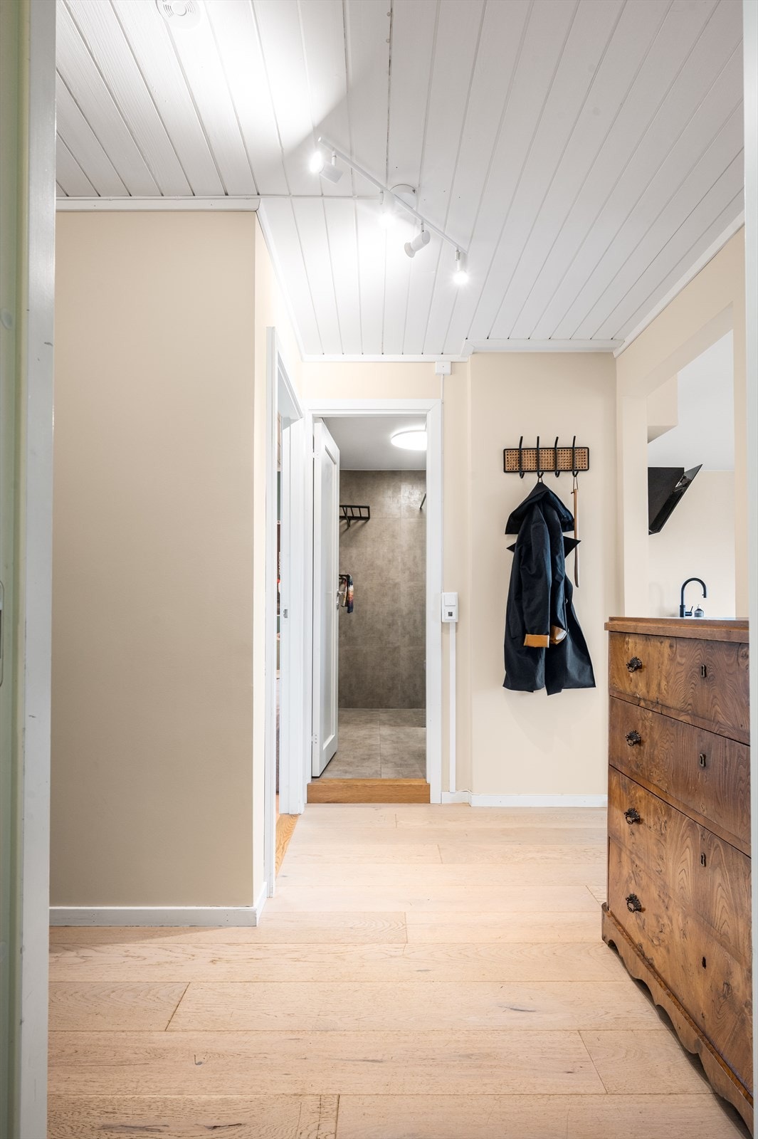 Her ønskes du velkommen inn i en hyggelig entré, her kan du henge fra deg klær og sette fra deg sko. Galleribilde