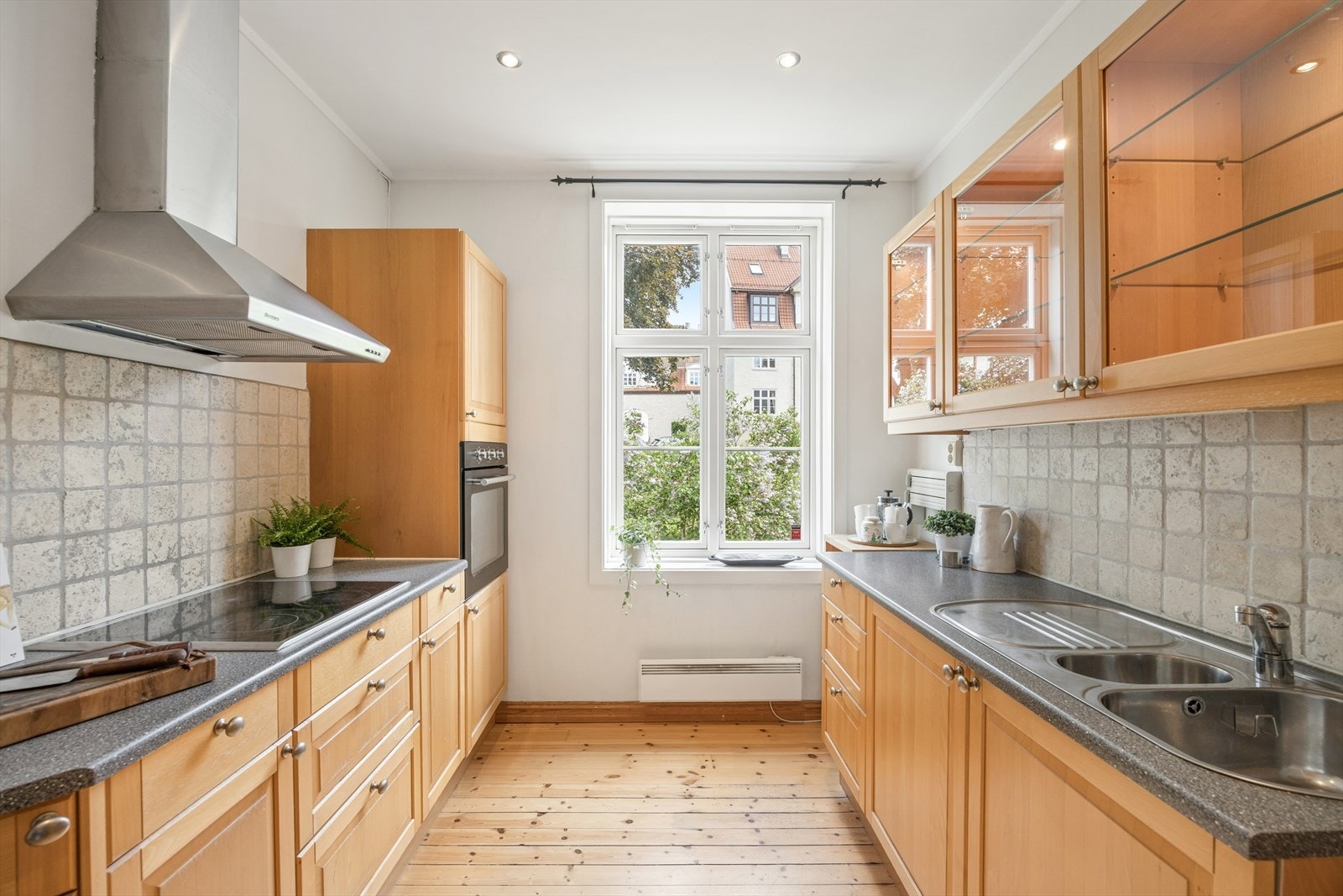 Kjøkkenet har innredning med profilerte fronter, platetopp, stekeovn og ventilator med kullfilter. Galleribilde