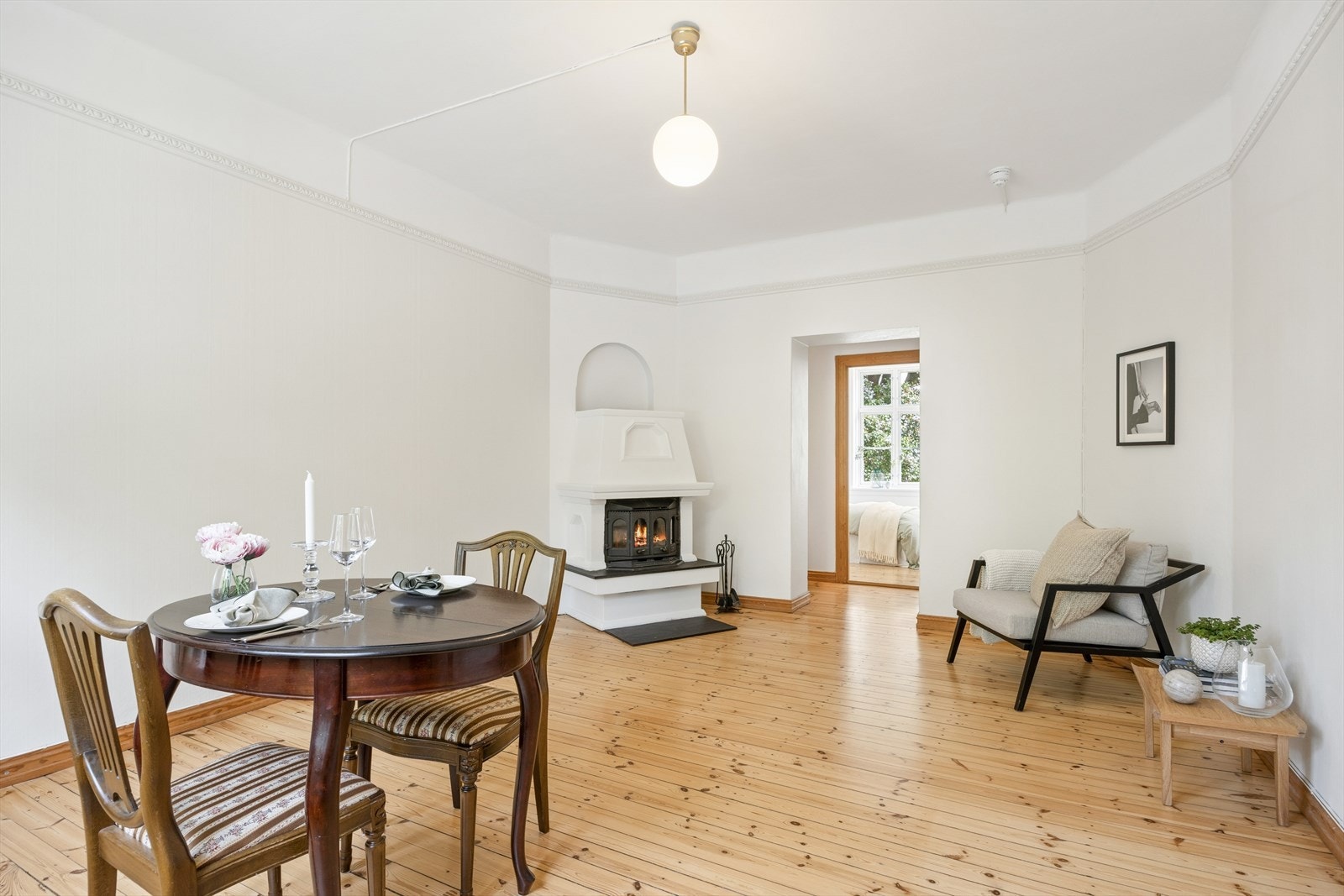 Rommet har god plass til både sofagruppe og spisebord. Galleribilde