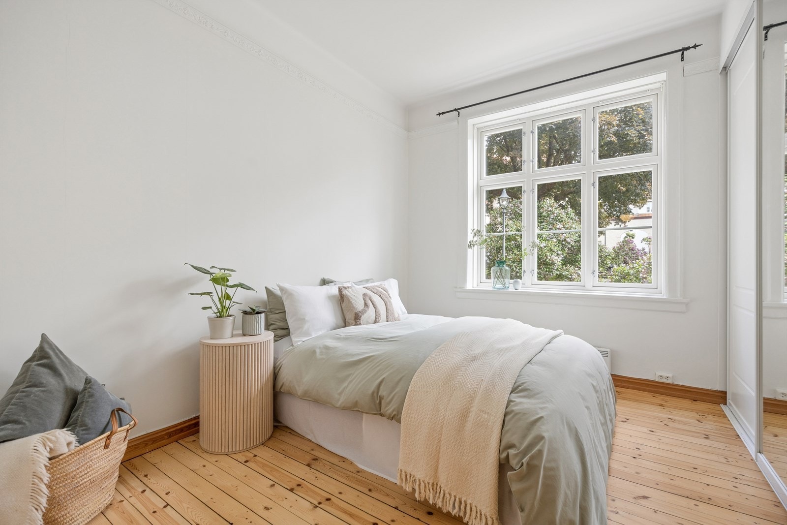 Meget innbydende soverom som vender mot den rolige bakgården og har god plass til dobbeltseng og garderobeløsning. Galleribilde