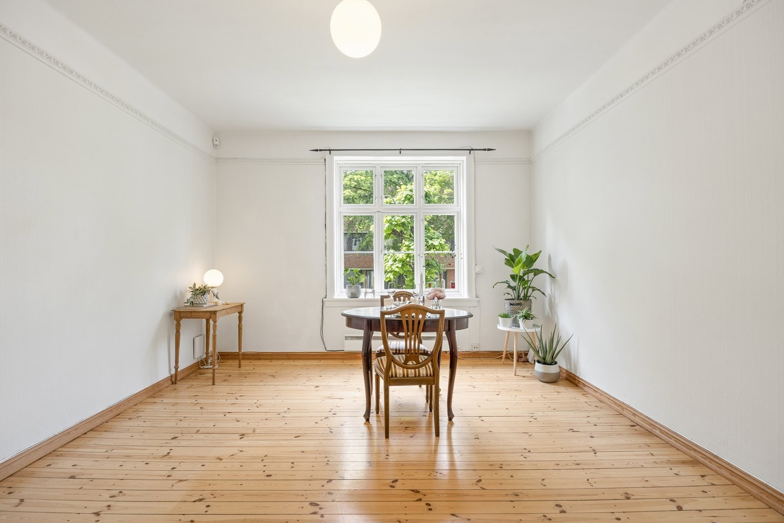 Store vindusflater med 2-lags isolerglass fra 2014 slipper inn rikelig med dagslys. Boligen ligger i høy usjenert 1 etasje i rolig gate. Galleribilde