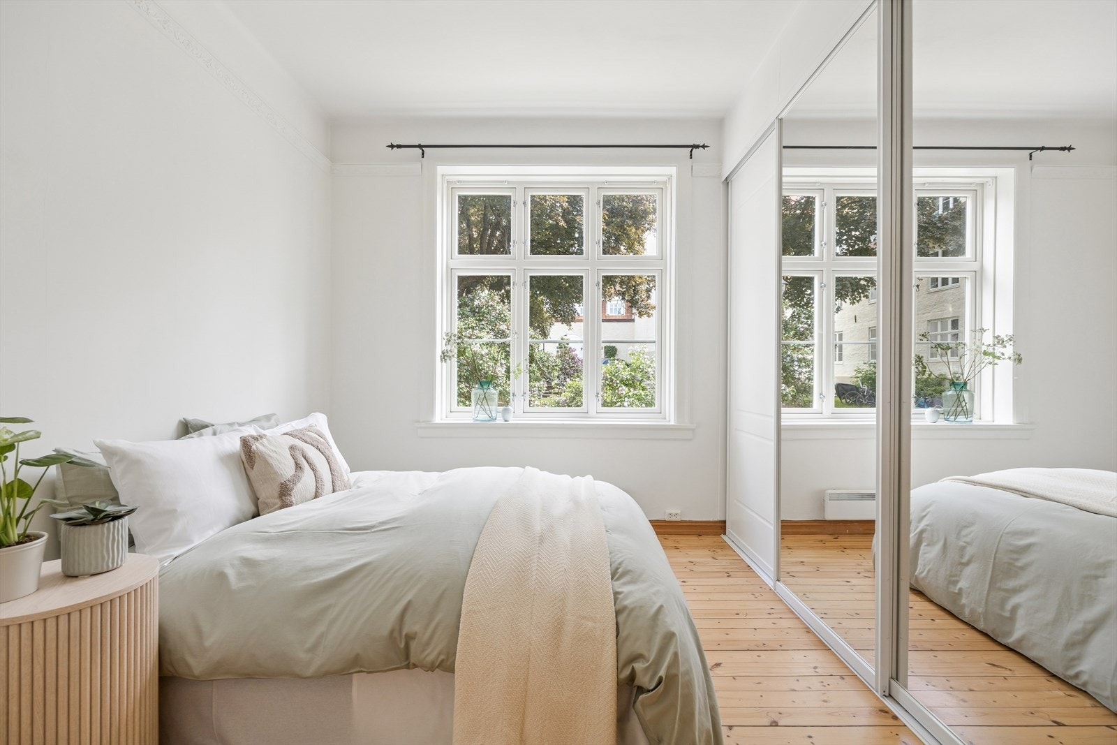 En stor skyvedørsgarderobe med speilfronter gir rikelig med oppbevaringsplass. Soberommet ble for øvrig nymalt i lette fargetoner. Galleribilde