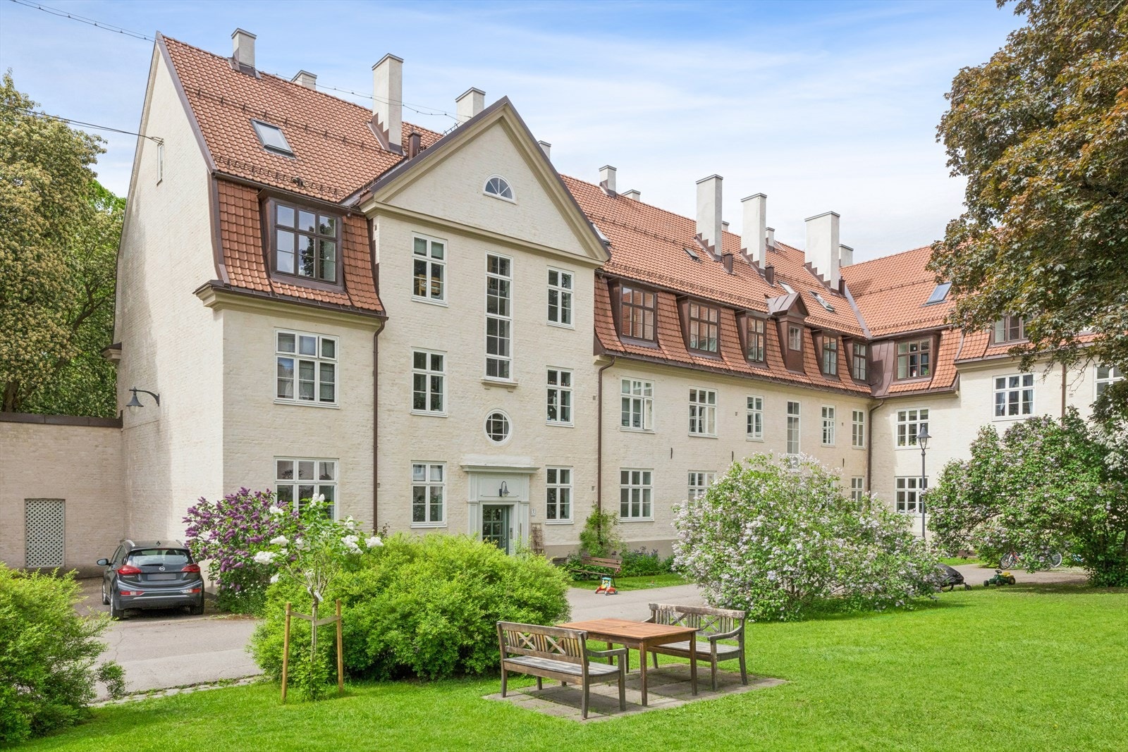 Linn Wendel v/DNB Eiendom har gleden av å presentere Ole Jacob Brochs Gate 7A! Leiligheten ligger i veletablerte Lindern Haveby som er kjent for sitt gode bomiljø og frodige bakgårder. Galleribilde