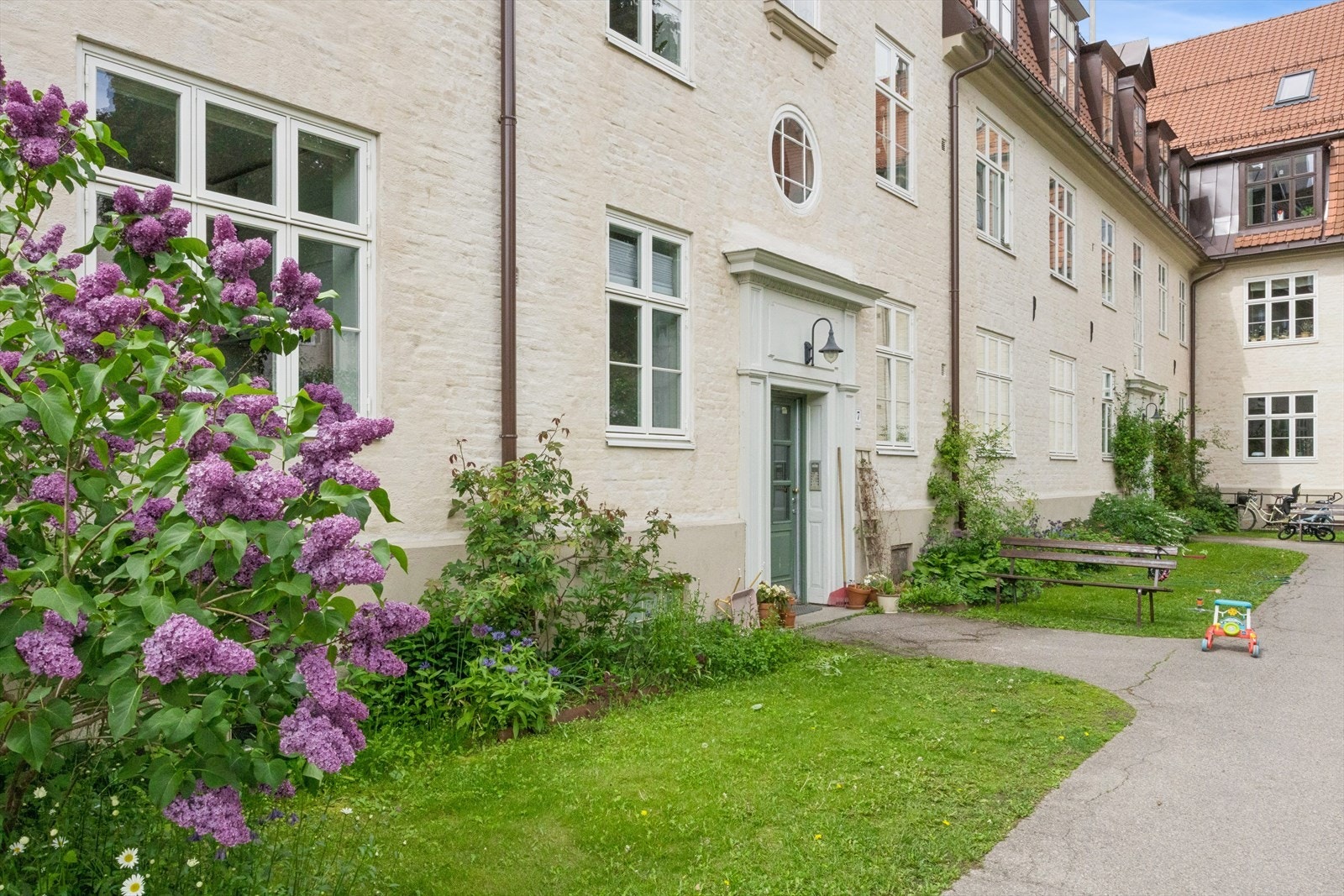 Soverom og kjøkken vender mot en frodig og skjermet bakgård, som skaper en fredelig atmosfære. Legg også ytterligere merke til den vakre utsmykningen på fasaden som som er klassisk for gårdene i Lindern Haveby. Galleribilde