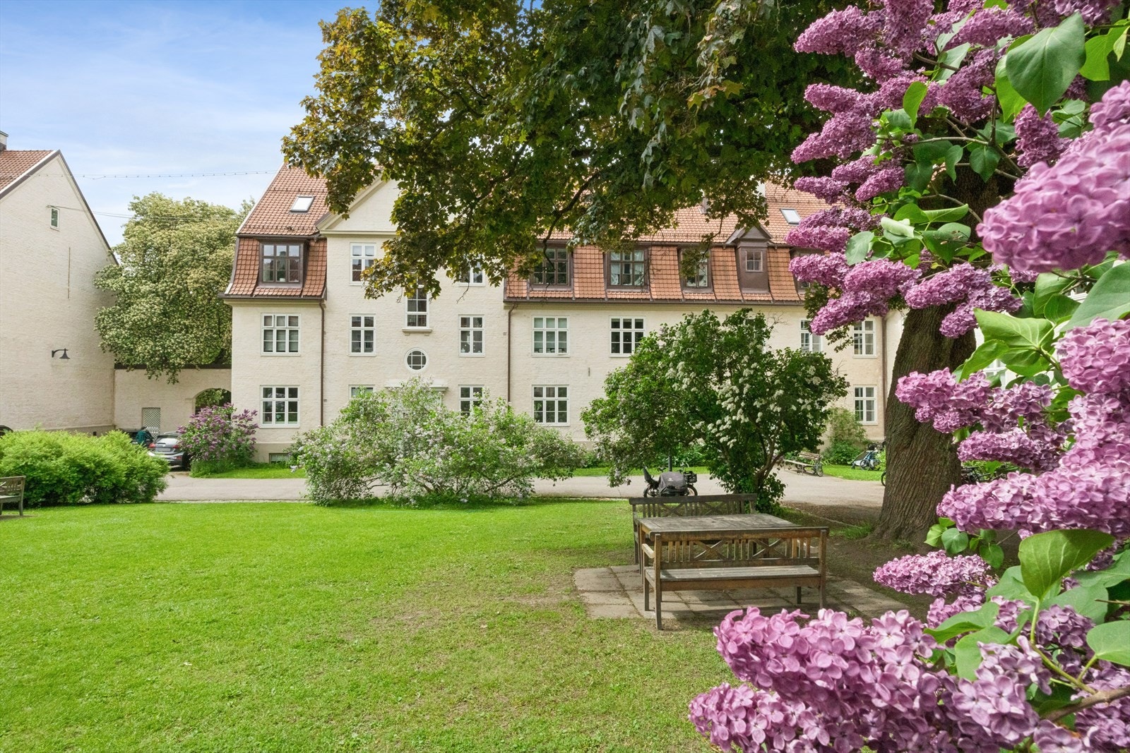 De frodige og velholdte uteområdene skaper et hyggelig bomiljø. Galleribilde