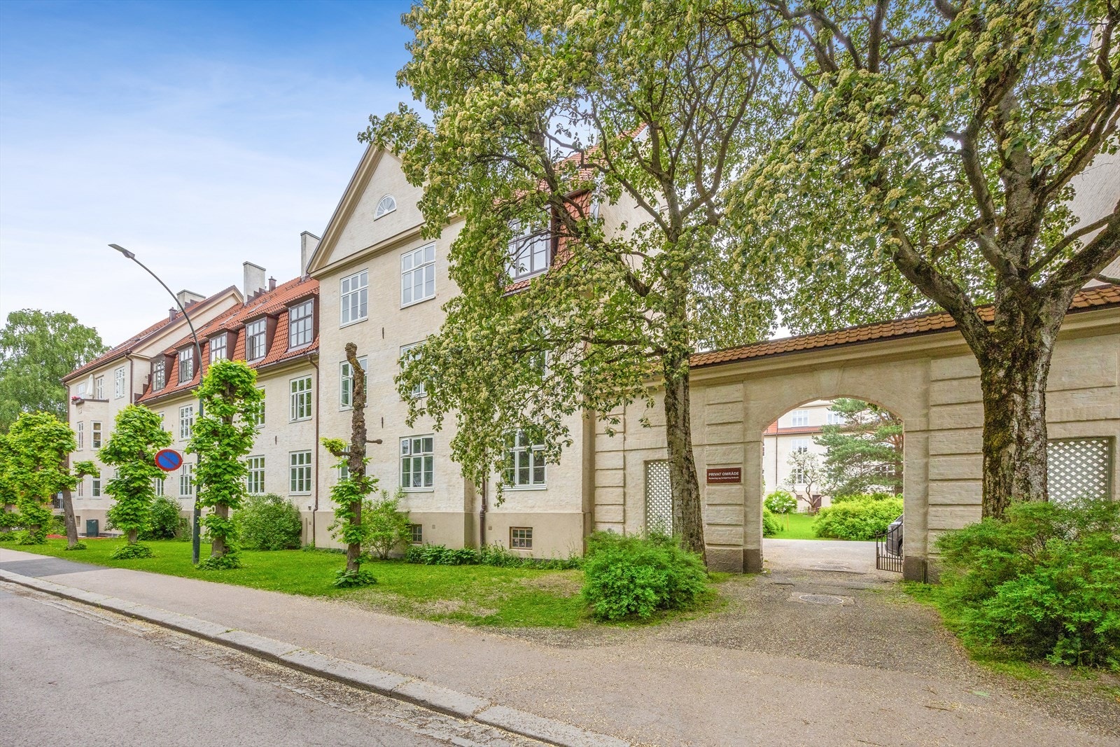 Leiligheten ligger i en klassisk bygård fra 1921, tilbaketrukket i et rolig område ved St. Hanshaugen. Galleribilde
